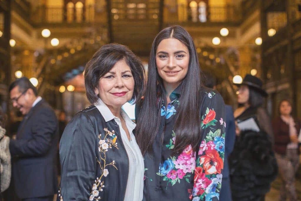 Ana Brenda Contrerasのインスタグラム：「“Mamá que es rendirse?” “No lo sé hija,nosotras somos mujeres” @blanquitaperezg ❤️ Gracias @marianagomezl por invitarnos a celebrar contigo este gran logro.  Arriba Tamaulipas y vivan nuestros niños! #nuestrosninosnuestrofuturo  @alexandrasdo @maribellongoria 😘😘」