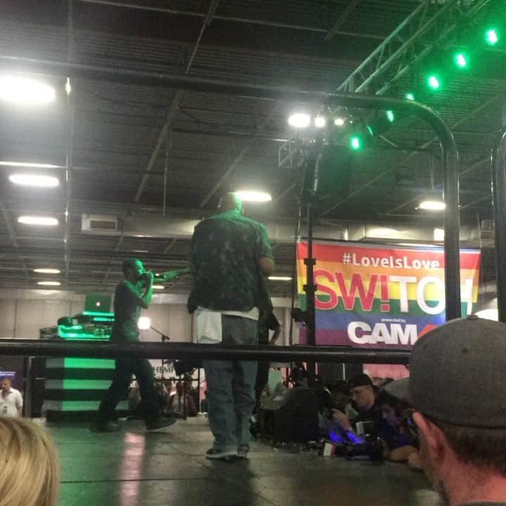 アリー・ヘイズのインスタグラム：「Fun times @Exxxotica.... Tone Loc on stage now」