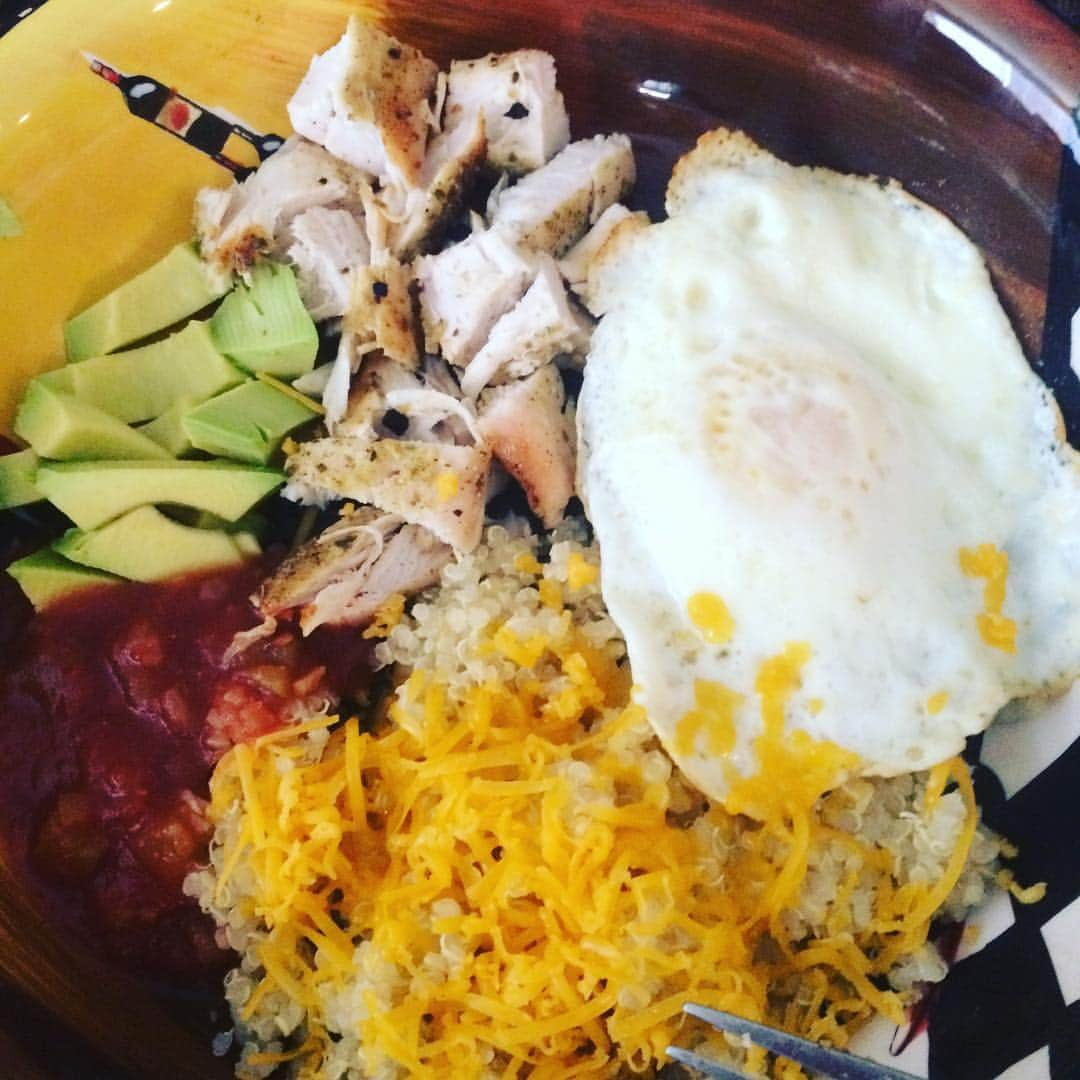 アリー・ヘイズのインスタグラム：「Sorry time for pictures of food again , lol. I am just loving this new #protien #breakfast / #lunch. Egg, quinoa, cheese, avocado and chicken #yummy」