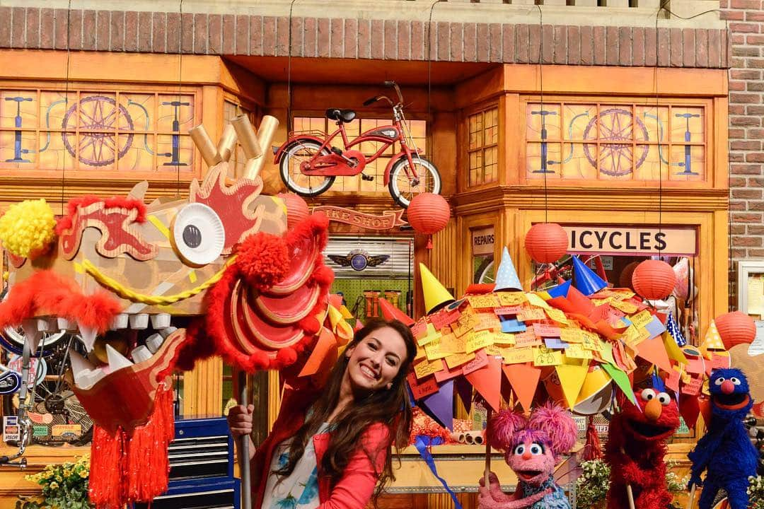 セサミストリートさんのインスタグラム写真 - (セサミストリートInstagram)「We’re celebrating Chinese New Year on Sesame Street! Join Elmo, Abby Cadabby and Grover as they build their own Chinese dragon costume to celebrate! Watch tomorrow morning on @HBO!」2月17日 6時34分 - sesamestreet