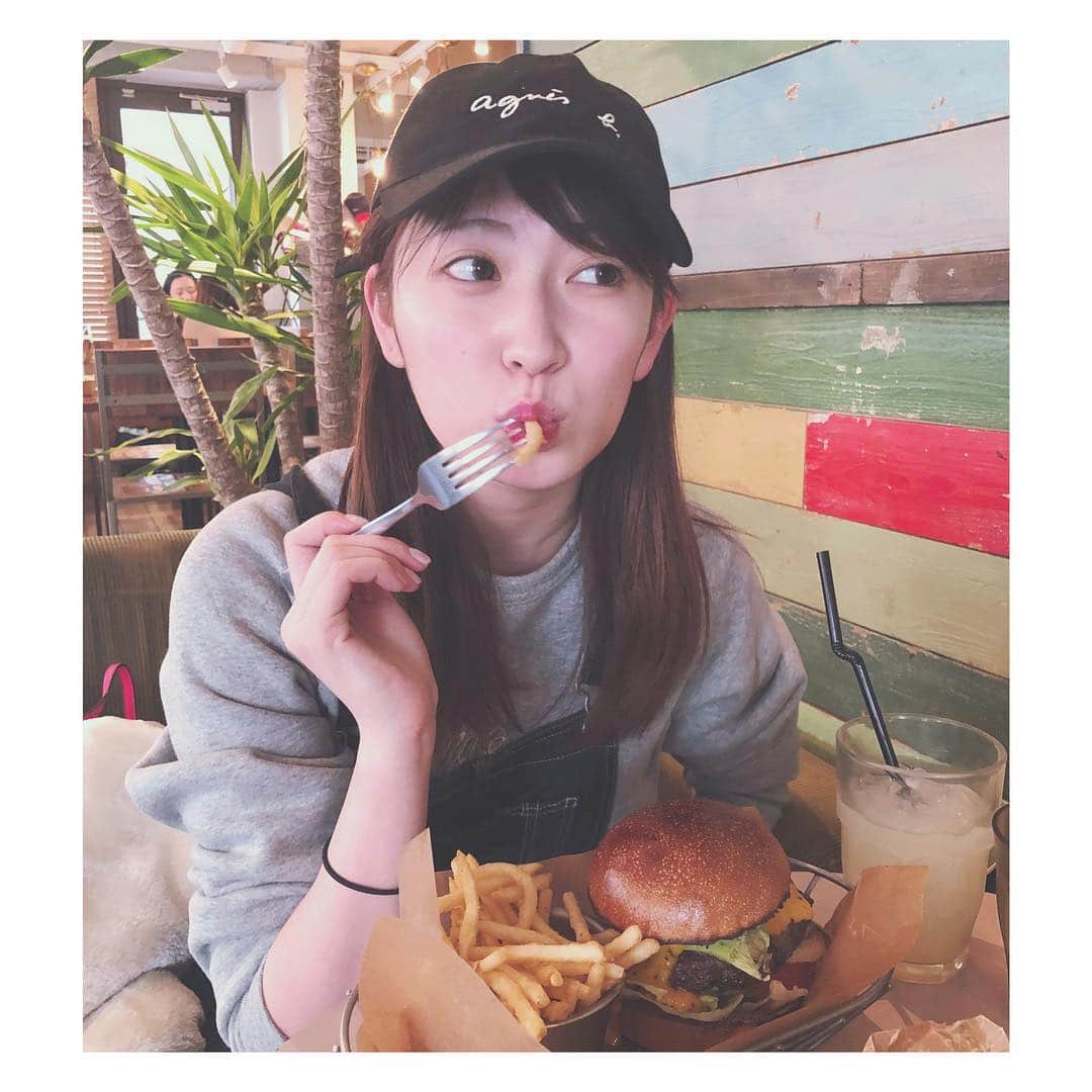 吉田朱里さんのインスタグラム写真 - (吉田朱里Instagram)「昨日はどすっぴんで原宿歩いてました。笑 . 朝からご飯食べずウロウロしてたから夕方に食べたハンバーガーとびきり美味しかったです🤩❤️ . もっといろんなとこで写真撮りたかったのに…メイクして行かなかったことを後悔…😶😶😶 . #jsburgerscafe #burger #ハンバーガー #🍔 #🍟 #lunch #yummy」2月17日 9時04分 - _yoshida_akari