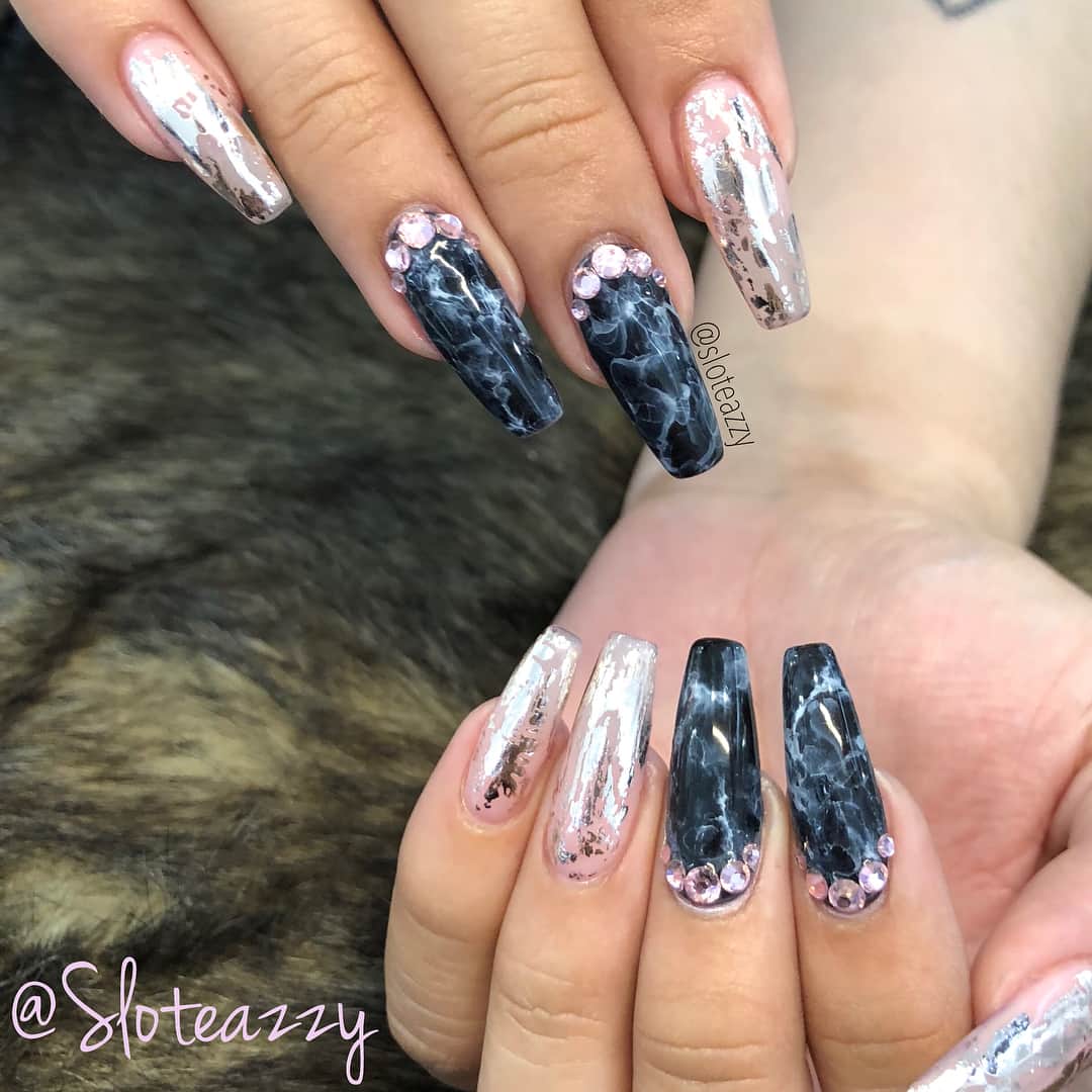 Yasmeenのインスタグラム：「Marble madness for this bih @denisselove 🖤 truly obsessed with these! #nailsbysloteazzy」