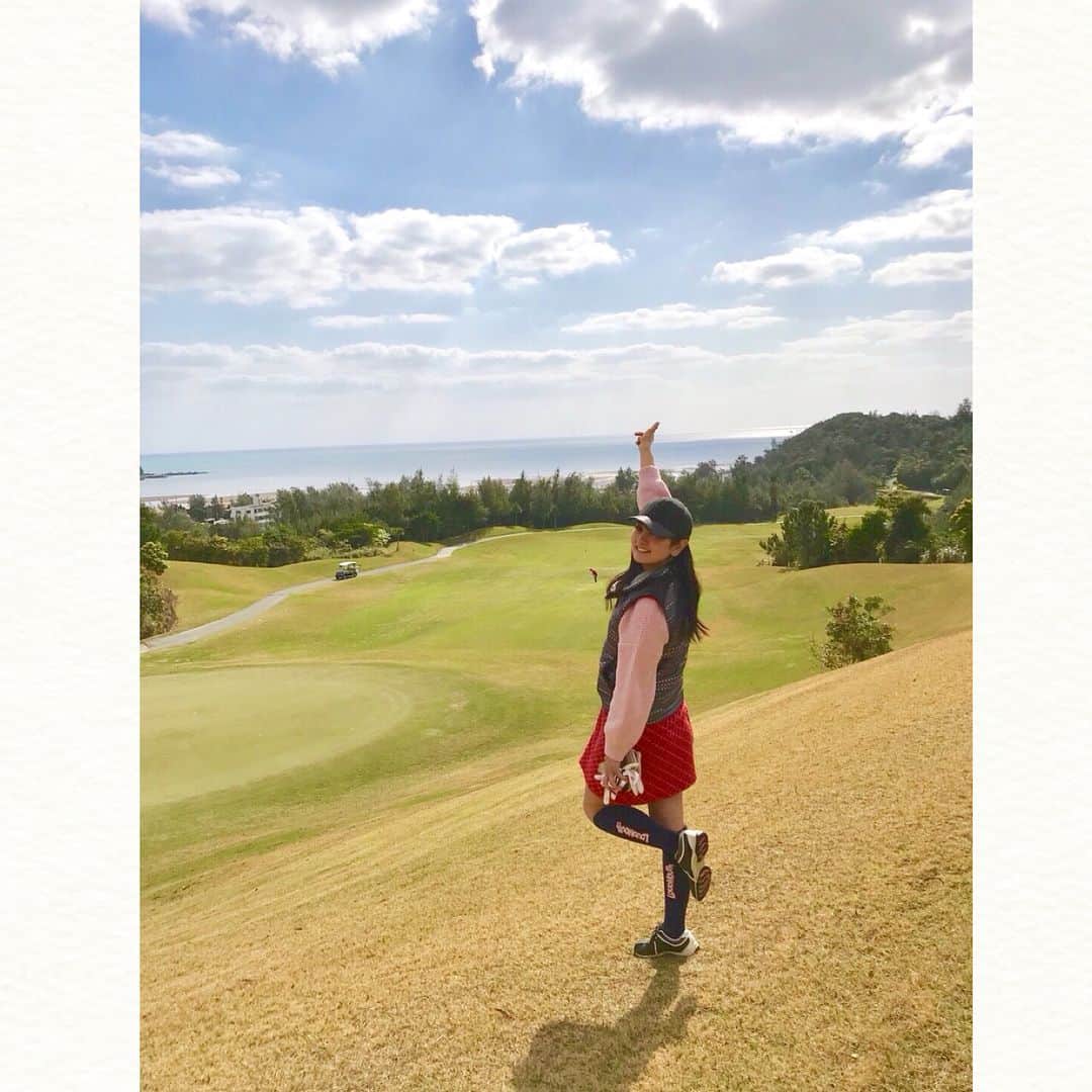 脊山麻理子さんのインスタグラム写真 - (脊山麻理子Instagram)「そして宜野座で今年初のゴルフもしましたー(=^ェ^=)沖縄はスルーだから短時間で楽しめて助かる💕みかちゃんと手袋お揃いに💕ウエアも沖縄のアウトレットで調達(=^ェ^=)暖かくて気持ち良かったぁ⛳️ #ゴルフ女子 #宜野座カントリークラブ #沖縄 #golf #lovegolf」2月17日 19時23分 - mariko_seyama_milkpon