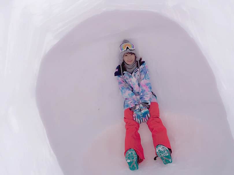 宮脇咲良さんのインスタグラム写真 - (宮脇咲良Instagram)「昨日人生初のスキー場に！ 絶対滑れないと思ってたけど、スノボ出来た〜〜☺️へっぴり腰だけど😵  南国育ちの憧れ。 ゲレンデマジックにかかってきました…😂 雪の中は、盛れる…🤫👍 #スキー #ski #snow #ゲレンデマジック」2月17日 19時23分 - 39saku_chan