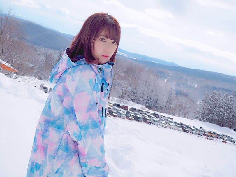 宮脇咲良さんのインスタグラム写真 - (宮脇咲良Instagram)「昨日人生初のスキー場に！ 絶対滑れないと思ってたけど、スノボ出来た〜〜☺️へっぴり腰だけど😵  南国育ちの憧れ。 ゲレンデマジックにかかってきました…😂 雪の中は、盛れる…🤫👍 #スキー #ski #snow #ゲレンデマジック」2月17日 19時23分 - 39saku_chan