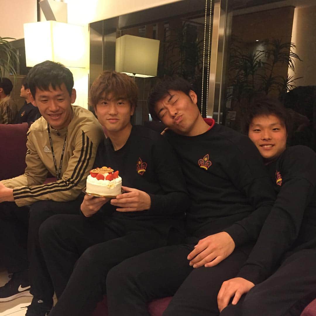 石田崚真のインスタグラム：「幾笑誕生日おめでと☺️ お互い頑張ろ👍 #こう見てえ20歳  #顔はどーみても16歳  #今年10番だから気合い入ってる」