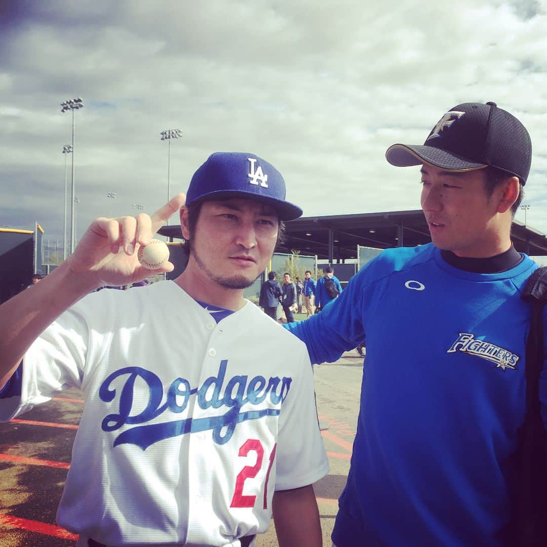 アキテリヤキのインスタグラム：「Japanese Baseball legends  日本ハムファイターズキャンプ  #レジェンド達からの有難いお言葉、 #斎藤佑樹選手から、「小さいね」 #吉井コーチから、「野球界盛り上げて！」 #japanese #beseball #fighters#arizona  #camp #minivish  #ミニビッシュ #日ハム #アリゾナ #キャンプ #斎藤佑樹 #ハンカチ王子  #吉井理人コーチ  #メジャーリーガー」