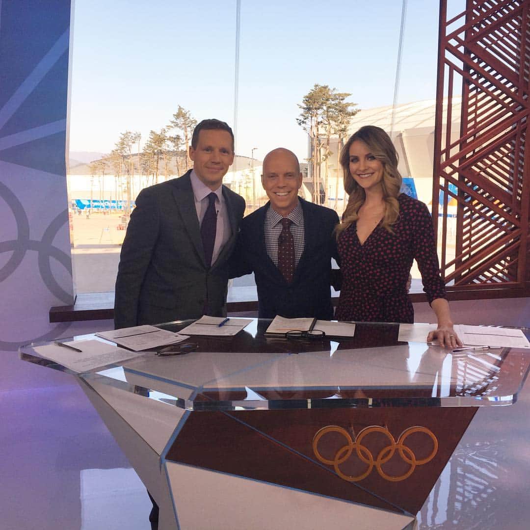 タニス・ベルビンのインスタグラム：「Wish this could be every day! Thank you for sharing your evenings with us and tuning in to @nbcsports for #nbcolympicice Can’t wait to recap that INCREDIBLE performance by @nathanwchen tomorrow morning 👊🎤✋ (Thank you for the dress @leotanewyork !)」