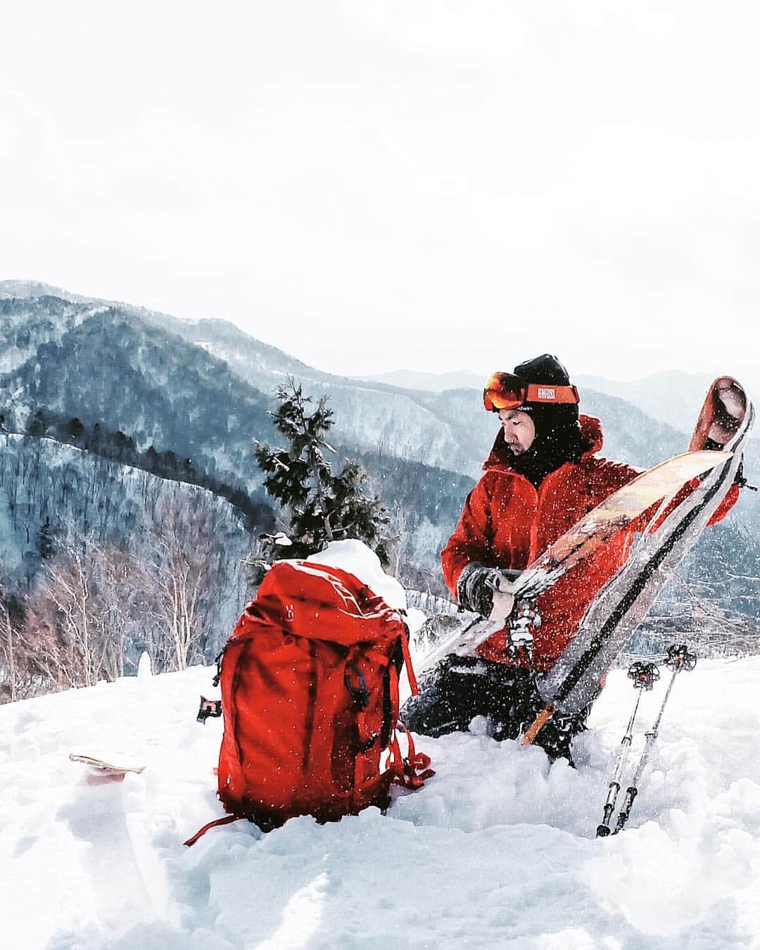 田村幸士さんのインスタグラム写真 - (田村幸士Instagram)「#kojiski #snowdiver 今シーズンで4年目となりました！ 「SNOW DIVER バックカントリーツアー」 野沢温泉スキースクール BC div.の全面協力のもと開催させていただきます。 . ★そろそろバックカントリーを挑戦してみたい ★バックカントリーの経験がまだ浅い . という方でも楽しめるコースとなっております。 スキー・スノボどちらでも大丈夫ですので是非ご参加ください！ . ●日　程 2017年3月31日（土）〜4月1日（日）１泊２日 . ●参加対象者 通常のゲレンデを不自由無く滑ることが出来るスキーヤー、スノーボーダー . ●宿　泊 やすらぎの宿　白　樺 〒389-2502　長野県下高井郡野沢温泉村大字豊郷9521 電話：　0269-85-2166 . ●料　金	35,000円 ＜含まれるもの＞ BCガイド代（2日） / 宿泊代（1泊朝食） / リフト・ゴンドラ代 / ツアー中のランチ / ビーコン・ショベル・プローブレンタル代 ※上記金額に含まれている宿泊代7500円は現地宿にて直接お支払いください。 ※バックカントリースキー用のビンディグのついた幅の広いスキーのレンタルも無料(台数限りあり) ※スノーボードで参加の方でスノーシュー必須。お持ちでない場合は別途 1000円/日 でレンタル可能 . ●装備・服装 □スキーorスノボ用具　□登坂具（シールorスノーシュー）　□ザック（25〜35L程度） □ビーコン　□ショベル　□プローブ　□行動食　□飲み物　□嗜好品　□マイカップ　□防寒着　□帽子　□現金　□その他個人で必要とされるもの . ●あると便利なもの □トイレットペーパー　□予備ゴーグルorサングラス　□予備手袋　□ゴミ袋　□日焼け止め . 《 １日目　馬曲温泉ツアー》 野沢温泉スキー場から尾根を越え千曲川や中野市のパノラマを満喫しながらの オープンバーン滑走。目的地まで滑走したら温泉に入浴して疲れをとってから 送迎バスで野沢温泉スキー場まで帰ります。 . 《 ２日目　東大滝ツアー》 野沢温泉スキー場から越後の大パノラマを満喫。 原生林あり、植林地ありの豊富な地形変化の滑走を楽しみます。 目的地まで滑走したら送迎バスで野沢温泉スキー場まで帰ります。 . ※初日の夕食は各自となりますが、その後、懇親会を兼ねたガイド有元崇浩によるバックカントリーに関する机上レクチャーを行う予定です。 . ●集合・解散場所　野沢温泉スキースクール長坂校 ※野沢温泉スキー場　長坂ゴンドラ山麓駅付近 ●ご注意事項 ※天候・交通事情によってガイドの判断でコースを変更する場合もあります ※ツアー行程中に飲料水を補給する場所およびトイレ施設はございません ※ツアー催行予定の決定は1週間前の同曜日に決定しご連絡させていただきます ※宿泊は相部屋となることがあります . ●お申し込み方法 必要項目を記載し　info@gcp-lab.net　まで送信ください ＜必要項目＞ 氏名・ふりがな・住所・携帯番号・緊急連絡先・生年月日・血液型 レンタルの有無 . ※上記については http://gcp-lab.net/koji/?p=7751 にも記載されておりますのでご覧ください。」2月17日 13時43分 - kojimg