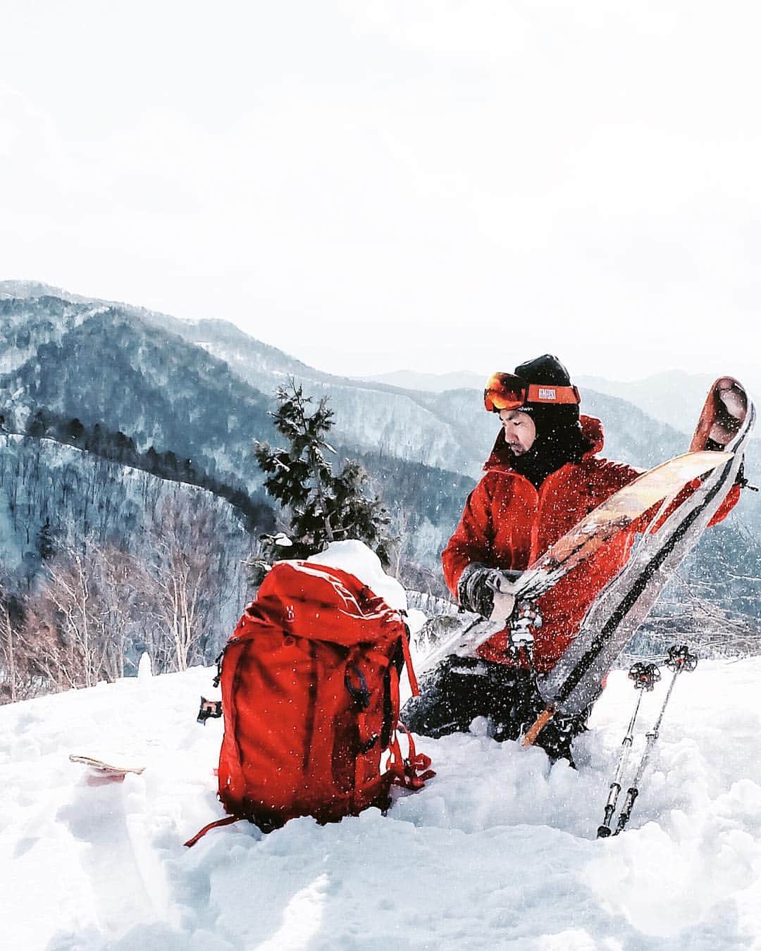 田村幸士のインスタグラム：「#kojiski #snowdiver 今シーズンで4年目となりました！ 「SNOW DIVER バックカントリーツアー」 野沢温泉スキースクール BC div.の全面協力のもと開催させていただきます。 . ★そろそろバックカントリーを挑戦してみたい ★バックカントリーの経験がまだ浅い . という方でも楽しめるコースとなっております。 スキー・スノボどちらでも大丈夫ですので是非ご参加ください！ . ●日　程 2017年3月31日（土）〜4月1日（日）１泊２日 . ●参加対象者 通常のゲレンデを不自由無く滑ることが出来るスキーヤー、スノーボーダー . ●宿　泊 やすらぎの宿　白　樺 〒389-2502　長野県下高井郡野沢温泉村大字豊郷9521 電話：　0269-85-2166 . ●料　金	35,000円 ＜含まれるもの＞ BCガイド代（2日） / 宿泊代（1泊朝食） / リフト・ゴンドラ代 / ツアー中のランチ / ビーコン・ショベル・プローブレンタル代 ※上記金額に含まれている宿泊代7500円は現地宿にて直接お支払いください。 ※バックカントリースキー用のビンディグのついた幅の広いスキーのレンタルも無料(台数限りあり) ※スノーボードで参加の方でスノーシュー必須。お持ちでない場合は別途 1000円/日 でレンタル可能 . ●装備・服装 □スキーorスノボ用具　□登坂具（シールorスノーシュー）　□ザック（25〜35L程度） □ビーコン　□ショベル　□プローブ　□行動食　□飲み物　□嗜好品　□マイカップ　□防寒着　□帽子　□現金　□その他個人で必要とされるもの . ●あると便利なもの □トイレットペーパー　□予備ゴーグルorサングラス　□予備手袋　□ゴミ袋　□日焼け止め . 《 １日目　馬曲温泉ツアー》 野沢温泉スキー場から尾根を越え千曲川や中野市のパノラマを満喫しながらの オープンバーン滑走。目的地まで滑走したら温泉に入浴して疲れをとってから 送迎バスで野沢温泉スキー場まで帰ります。 . 《 ２日目　東大滝ツアー》 野沢温泉スキー場から越後の大パノラマを満喫。 原生林あり、植林地ありの豊富な地形変化の滑走を楽しみます。 目的地まで滑走したら送迎バスで野沢温泉スキー場まで帰ります。 . ※初日の夕食は各自となりますが、その後、懇親会を兼ねたガイド有元崇浩によるバックカントリーに関する机上レクチャーを行う予定です。 . ●集合・解散場所　野沢温泉スキースクール長坂校 ※野沢温泉スキー場　長坂ゴンドラ山麓駅付近 ●ご注意事項 ※天候・交通事情によってガイドの判断でコースを変更する場合もあります ※ツアー行程中に飲料水を補給する場所およびトイレ施設はございません ※ツアー催行予定の決定は1週間前の同曜日に決定しご連絡させていただきます ※宿泊は相部屋となることがあります . ●お申し込み方法 必要項目を記載し　info@gcp-lab.net　まで送信ください ＜必要項目＞ 氏名・ふりがな・住所・携帯番号・緊急連絡先・生年月日・血液型 レンタルの有無 . ※上記については http://gcp-lab.net/koji/?p=7751 にも記載されておりますのでご覧ください。」