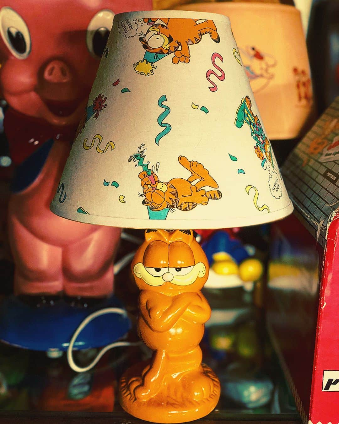 大川知英のインスタグラム：「78's GARFIELD Party Lamp 🇺🇸❗️箱付き🕋 自分の生まれ年のランプ👮🏼‍♂️約、40年前🚬 #ビンテージ #ガーフィールド #ランプ #箱も最高 #1978年 #生まれ年 #撃カワ #ランプ好き #アメカジボーイズ #TakatsuBase」