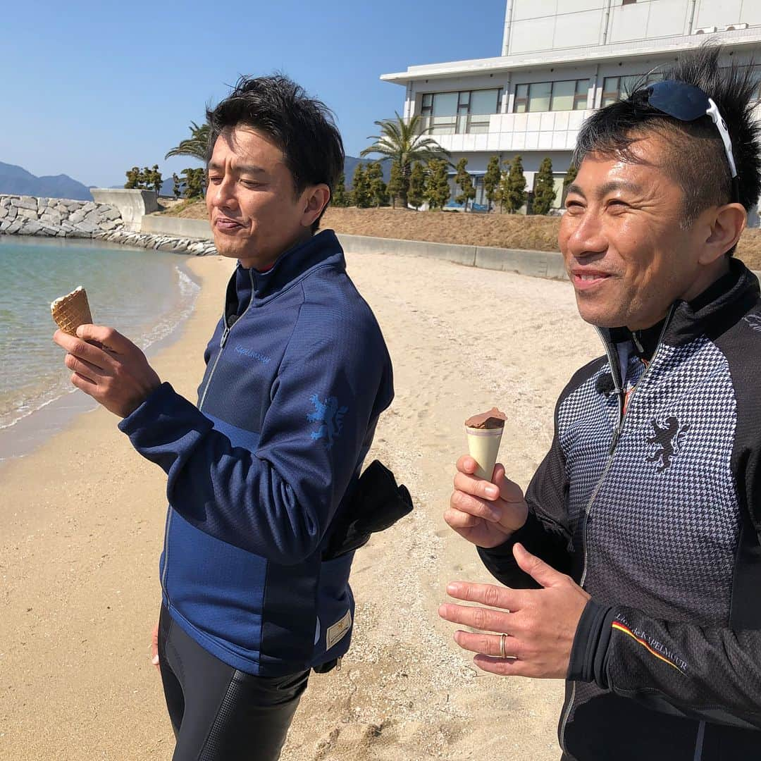 前園真聖さんのインスタグラム写真 - (前園真聖Instagram)「伯方島でイルカと戯れ、塩ソフト食べて、伯方の塩ラーメン食べたよ😋☆ #伯方島 #ドルフィンファーム #ももちゃん #ゆずちゃん #べろぞのちゃん #昭和ポーズ #塩ソフト #伯方の塩ラーメン #さんわ」2月17日 14時05分 - maezono_masakiyo