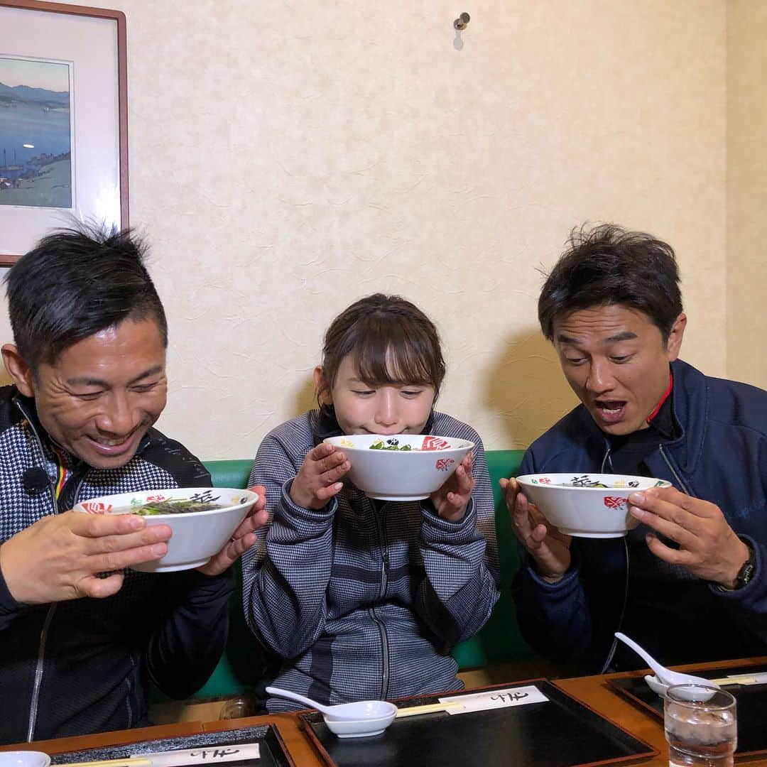 前園真聖さんのインスタグラム写真 - (前園真聖Instagram)「伯方島でイルカと戯れ、塩ソフト食べて、伯方の塩ラーメン食べたよ😋☆ #伯方島 #ドルフィンファーム #ももちゃん #ゆずちゃん #べろぞのちゃん #昭和ポーズ #塩ソフト #伯方の塩ラーメン #さんわ」2月17日 14時05分 - maezono_masakiyo