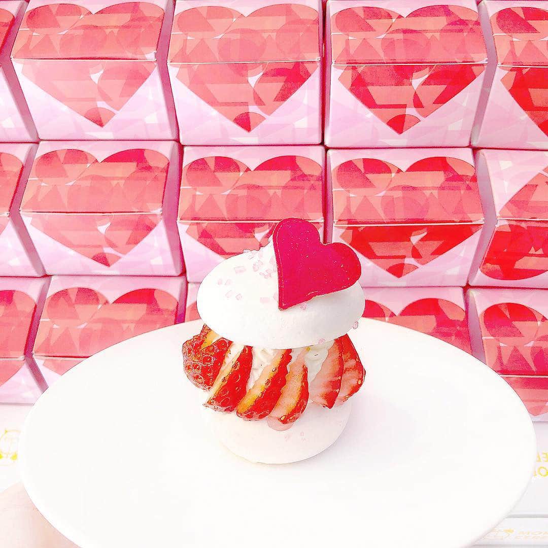 Tastimeのインスタグラム：「. かわいい💗期間限定スイーツが登場🎉 DOMINIQUE ANSEL BAKERY OMOTESANDO💕 東京都渋谷区神宮前5-7-14 〜¥999 10am〜7pm Photo by @kasumiin_16 @oneleaf0925」