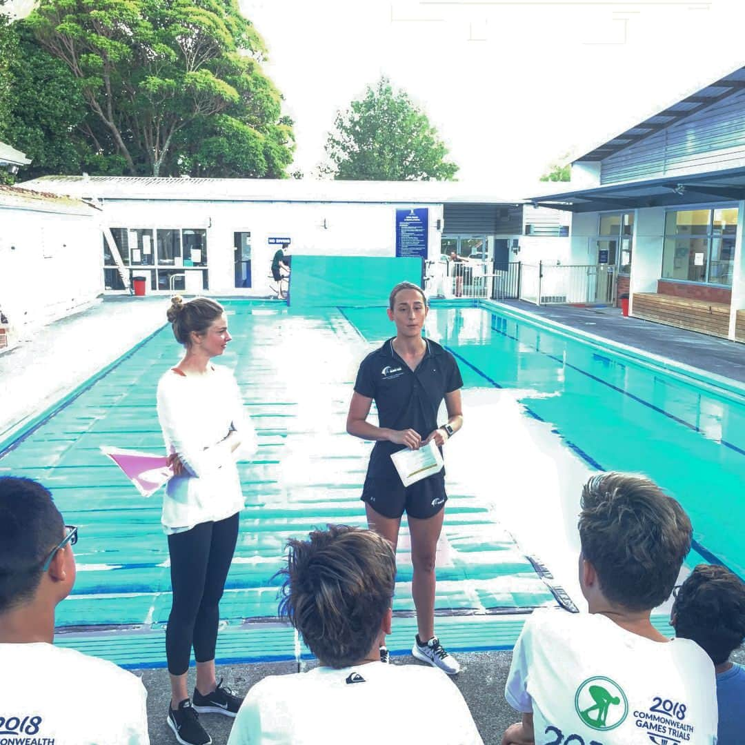 ローレン・ボイルのインスタグラム：「Giving back to a sport we both loved for more than a decade.  Proud to spend the morning with @lauraquilternz and @united_swimming_nz !  We had the chance to share concepts and ideas we learned through our journeys as elite swimmers to a group of budding young athletes.」