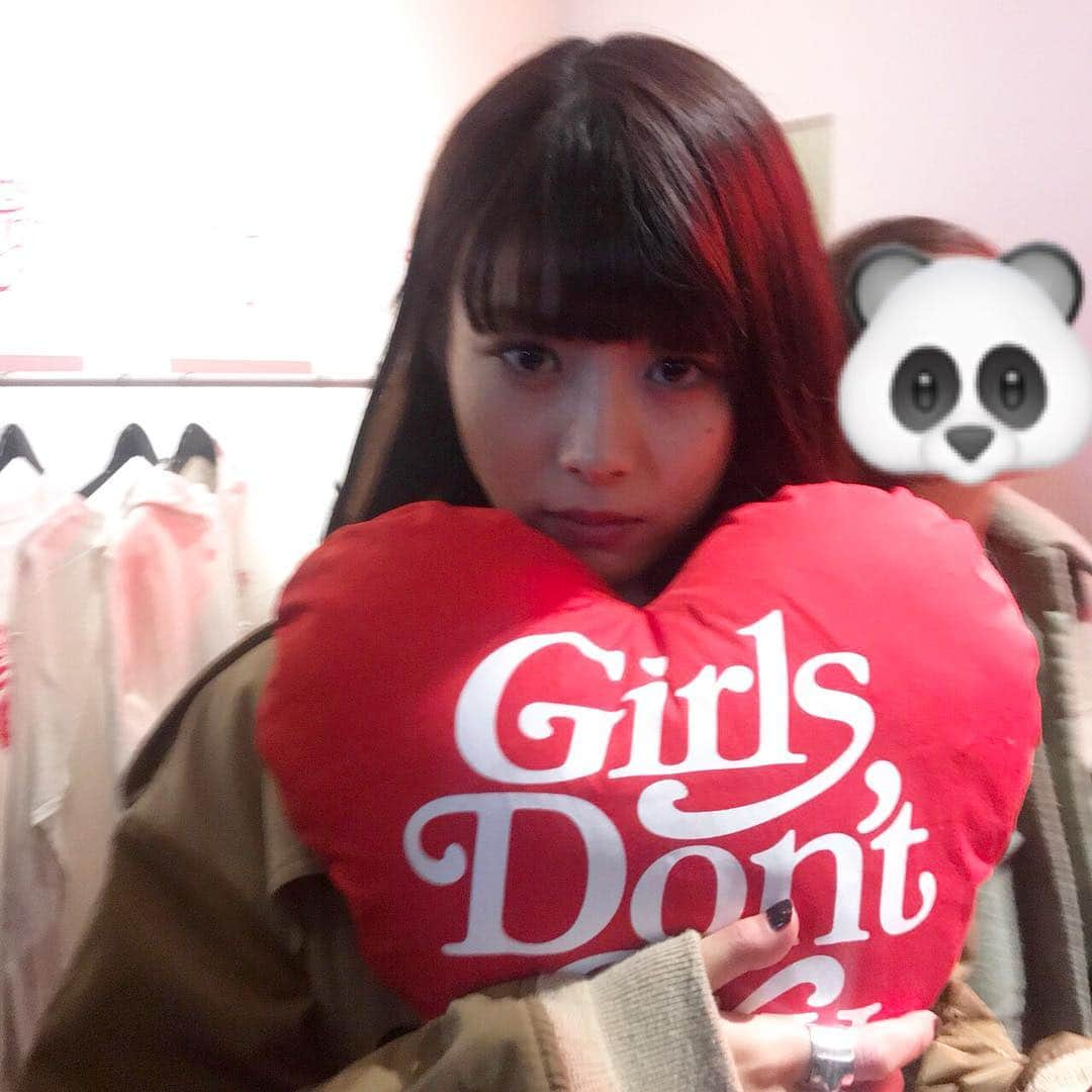 馬場ふみかのインスタグラム：「. Girls Don't Cry (@verdy )  カレンダーでも  Tシャツ着てたんだよー。  この写真がなんか面白いから  載せたかっただけです。」