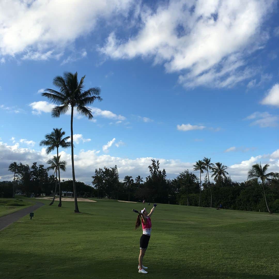 宮崎宣子さんのインスタグラム写真 - (宮崎宣子Instagram)「ハワイ着いて、夕方4時からのハーフラウンド⛳️✨ ハワイは雨が続いていたみたいで、 少しぬかるみがあったけど、 風が気持ちいいし、気候が何とも言えない…🌴🌴🌴 #golf #hawaiigolf #golfwear #archivio #ゴルフ女子 #ゴルフ好き #ハワイゴルフ #ハワイ #初めて #気候が最高 #宮﨑宣子 #hawaii #空が広い #」2月17日 17時26分 - miyazaki_nobuko