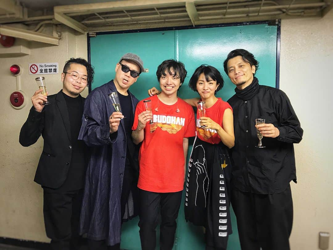 KREVAさんのインスタグラム写真 - (KREVAInstagram)「「DAICHI MIURA BEST HIT TOUR」 1/31 大阪城ホール 2/15 日本武道館  ゲストとして参加させていただきました！  大ちゃんが初めて大阪城ホールのステージに立ったのが俺のライブだったという事から、自身初の単独城ホールライブに俺をゲストとして招いてくれるという粋な計らい！  そして武道館では、この長い関係のはじまりとなった、宇多丸さん主催、完全1人武道館後の「KREVAを褒める会」参加メンバー全員を同じステージに集めるという、 彼にしかできない演出！  最近の男らしさ、 本当に素晴らしいと思います！  行けるとこまでどこまでも行こう！  ちなみに… 次は「三浦大知の偉業をたたえまくる会」の開催が予定されています！  お疲れ様！  1枚目左から #千晴 #宇多丸 #三浦大知 #満島ひかり #KREVA」2月17日 17時52分 - kreva_drk_dj908