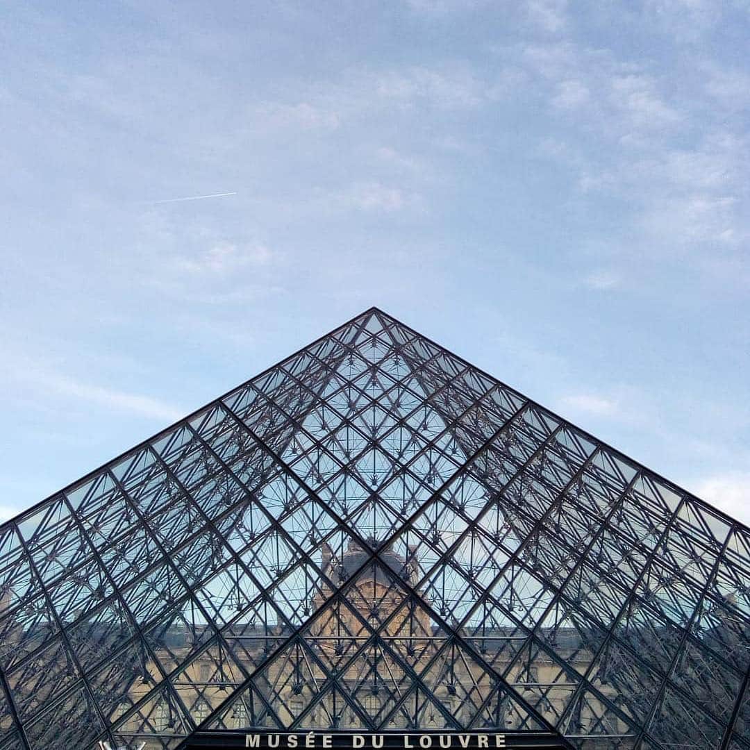 ルーブル美術館さんのインスタグラム写真 - (ルーブル美術館Instagram)「🇫🇷 Nous partageons aussi le Louvre vu par vous ! Félicitations à @marie.hybris pour cette très belle photo👌 - 🌎 We also love to share your pictures of the Louvre! Congratulations to @marie.hybris for this splendid shot 👏  #Louvre #MuseeDuLouvre #LouvreMuseum #instaLouvre #pyramidedulouvre #louvrepyramid #ieohmingpei #bonweekend #happyweekend」2月17日 18時05分 - museelouvre