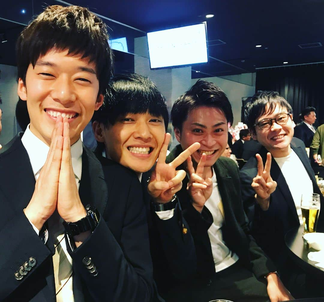 櫻井健一朗さんのインスタグラム写真 - (櫻井健一朗Instagram)「いつもお世話になっております。 藤崎マーケット田崎さんの結婚式（二次会）に参加させていただきました☺️本当に幸せそうで、あんなにいっしょに遊んでもらってたのに、どうやって5年内緒にしてたのか、マジで意味がわかりません☺️ 終わりで子安、下村、上田と（かつみさゆりさんのCMでおなじみ）カラオケレインボーに。 藤崎マーケットさんの出囃子をみんなで。 あとは下村のオマケ動画。 #結婚」2月18日 4時50分 - sakurai_k