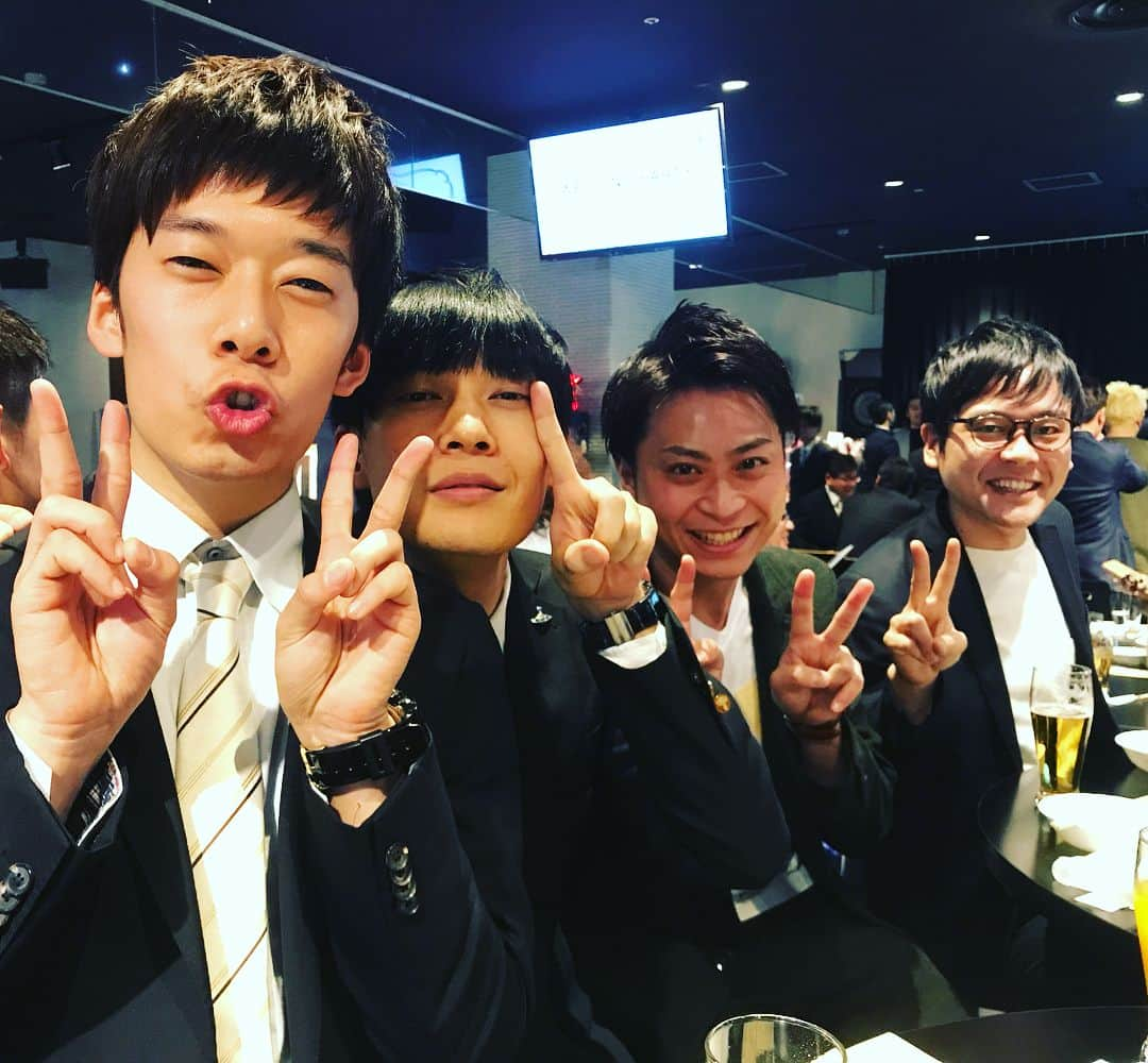 櫻井健一朗さんのインスタグラム写真 - (櫻井健一朗Instagram)「いつもお世話になっております。 藤崎マーケット田崎さんの結婚式（二次会）に参加させていただきました☺️本当に幸せそうで、あんなにいっしょに遊んでもらってたのに、どうやって5年内緒にしてたのか、マジで意味がわかりません☺️ 終わりで子安、下村、上田と（かつみさゆりさんのCMでおなじみ）カラオケレインボーに。 藤崎マーケットさんの出囃子をみんなで。 あとは下村のオマケ動画。 #結婚」2月18日 4時50分 - sakurai_k