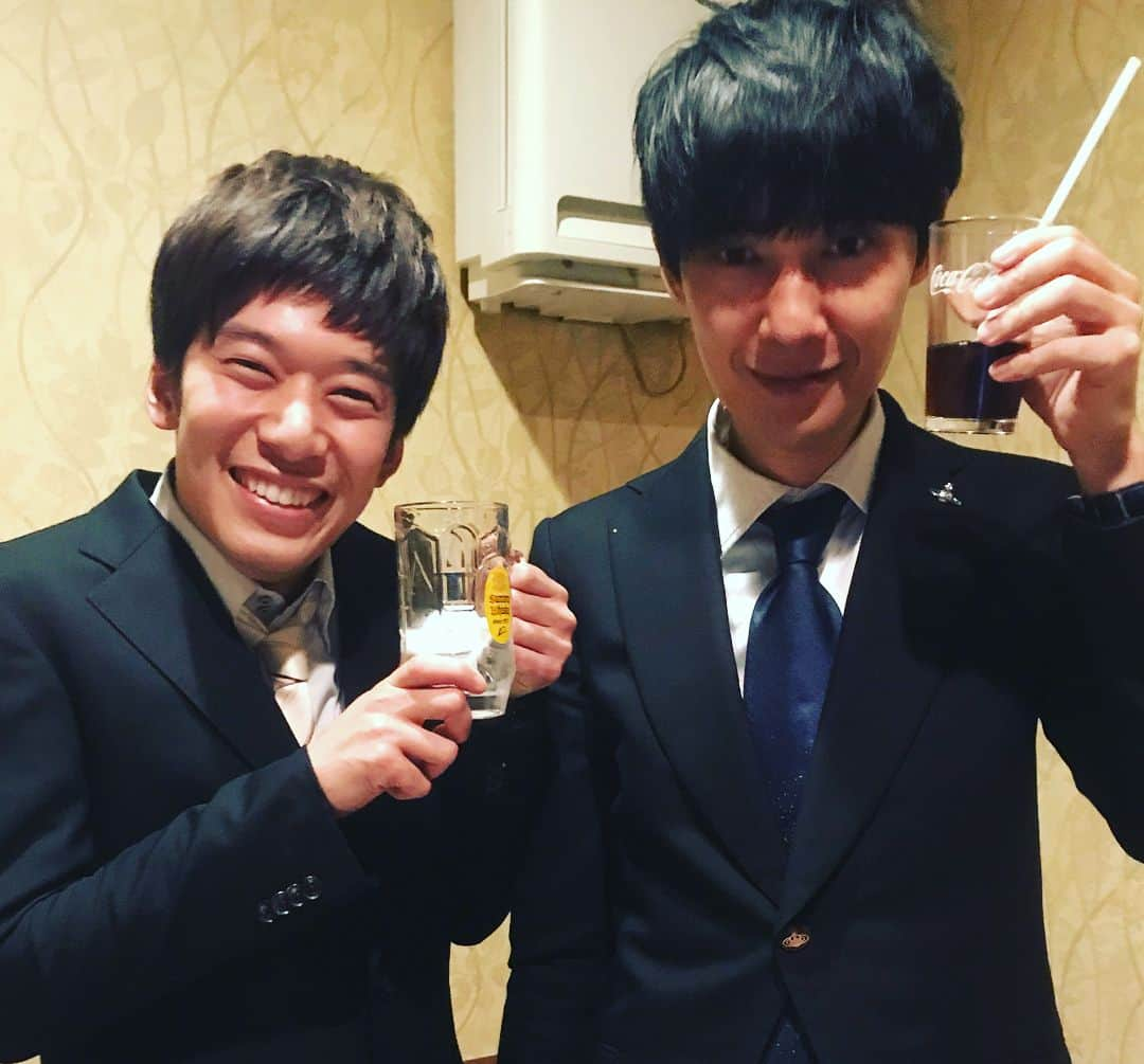 櫻井健一朗さんのインスタグラム写真 - (櫻井健一朗Instagram)「いつもお世話になっております。 藤崎マーケット田崎さんの結婚式（二次会）に参加させていただきました☺️本当に幸せそうで、あんなにいっしょに遊んでもらってたのに、どうやって5年内緒にしてたのか、マジで意味がわかりません☺️ 終わりで子安、下村、上田と（かつみさゆりさんのCMでおなじみ）カラオケレインボーに。 藤崎マーケットさんの出囃子をみんなで。 あとは下村のオマケ動画。 #結婚」2月18日 4時50分 - sakurai_k