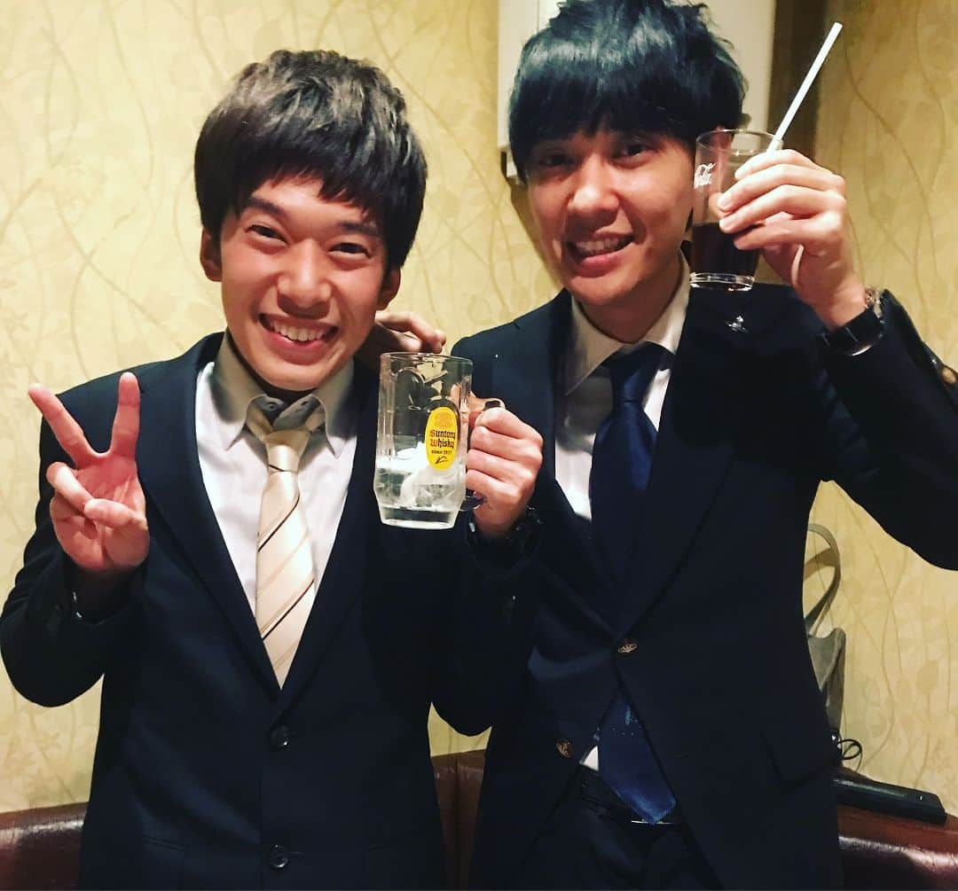 櫻井健一朗さんのインスタグラム写真 - (櫻井健一朗Instagram)「いつもお世話になっております。 藤崎マーケット田崎さんの結婚式（二次会）に参加させていただきました☺️本当に幸せそうで、あんなにいっしょに遊んでもらってたのに、どうやって5年内緒にしてたのか、マジで意味がわかりません☺️ 終わりで子安、下村、上田と（かつみさゆりさんのCMでおなじみ）カラオケレインボーに。 藤崎マーケットさんの出囃子をみんなで。 あとは下村のオマケ動画。 #結婚」2月18日 4時50分 - sakurai_k