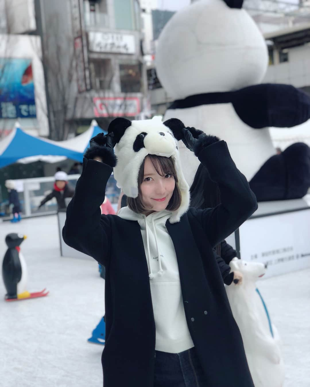 堀みづきさんのインスタグラム写真 - (堀みづきInstagram)「おっきなパンダがいるおかちまちパンダ広場へ🐼🐼🐼 スケートをしました⛸✨ パンダ帽子は持参です🧢笑 #おかちまちパンダ広場 #シタマチスケートリンク #パンダスタグラム #ジャイアントパンダ #パンダ #シャンシャン #香香 #パンダ帽子 #スケート #スケートリンク #御徒町 #上野」2月17日 21時20分 - mizuki_027