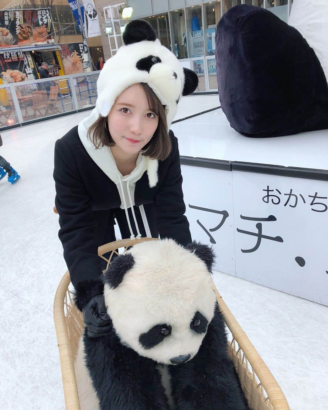 堀みづきさんのインスタグラム写真 - (堀みづきInstagram)「おっきなパンダがいるおかちまちパンダ広場へ🐼🐼🐼 スケートをしました⛸✨ パンダ帽子は持参です🧢笑 #おかちまちパンダ広場 #シタマチスケートリンク #パンダスタグラム #ジャイアントパンダ #パンダ #シャンシャン #香香 #パンダ帽子 #スケート #スケートリンク #御徒町 #上野」2月17日 21時20分 - mizuki_027