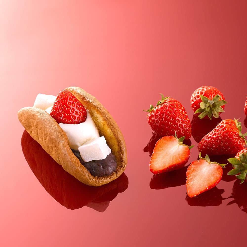 DOUのインスタグラム：「ㅤㅤㅤㅤㅤㅤㅤㅤㅤㅤㅤㅤㅤ 本日2018年2月17日（土） DOUアトレ川崎店がオープンしました。 ㅤㅤㅤㅤㅤㅤㅤㅤㅤㅤㅤㅤㅤㅤㅤ 加えてルミネ新宿店、池袋店でも 新フレーバーである「いちご」と 「抹茶」の販売がスタートしています。 ㅤㅤㅤㅤㅤㅤㅤㅤㅤㅤㅤㅤㅤ 栃木県産とちおとめをトッピングした 「いちご」は、これまでのDOUに 春らしい甘酸っぱさをプラス。 ㅤㅤㅤㅤㅤㅤㅤㅤㅤㅤㅤㅤㅤ ぜひご賞味下さい。 ㅤㅤㅤㅤㅤㅤㅤㅤㅤㅤㅤㅤㅤ #dou#namadorayaki#dorayaki #sweets#japanesesweets  #生どら焼き#生どら焼きミニ」