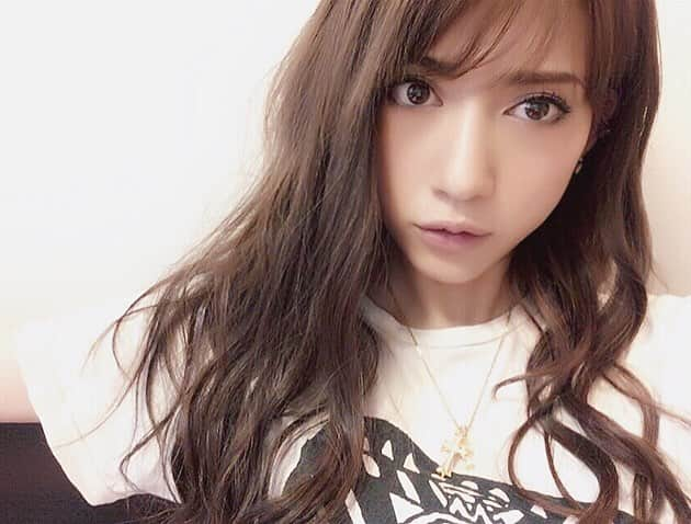 加賀美早紀さんのインスタグラム写真 - (加賀美早紀Instagram)「久しぶりにmake up🤴 髪は軽く巻いて ワシャワシャさせてゆる〜く 眉は濃いめでキリッと🐲 * これ載せるの忘れてた🙊 blogに沢山写真載せてありますので宜しければ。 * * #makeup #hairstyle #make #hair #加賀美早紀」2月17日 21時55分 - kagami_saki