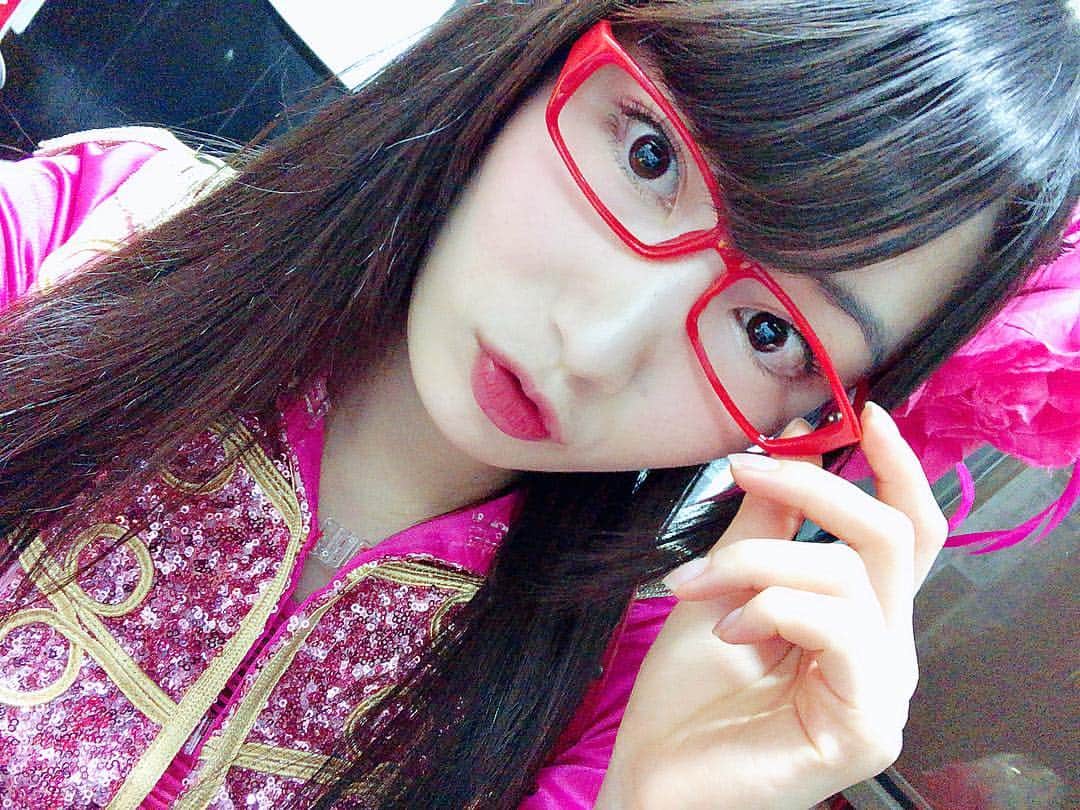 美音咲月さんのインスタグラム写真 - (美音咲月Instagram)「🌹 赤色めがね。わぁい。 ワタナベフラワーさんにいただきました。とってもとってもお気にいり～♡。 #メガネ女子 #赤メガネ #仮面女子 #美音咲月」2月17日 22時30分 - satsuki_miwa