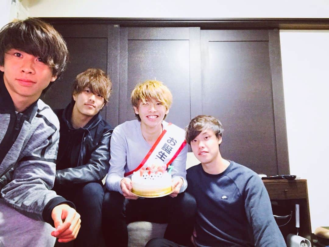 小川航基さんのインスタグラム写真 - (小川航基Instagram)「だいごくん誕生日おめでとうございます！ サプライズ大成功！ するわけもなく… グダグダでした…  #だいごくん #誕生日 #24歳 #サプライズ #家 #ピンポンしたら #窓から覗かれ #ケーキ持ってるところを見られる #ショートケーキ嫌いらしい #でも24歳好き嫌いしちゃだめだよ」2月17日 23時29分 - koki4629