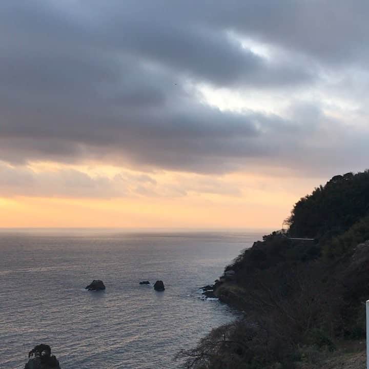 SAWAのインスタグラム：「３時半起床で向かった先は…とーっても素敵なロケーション場所。優しいシッターさんやママ友の助けに支えられ、大好きなスタッフと大好きな仕事が続けられている事、ただただ感謝しかないのです。時に津波の如く現れ、凄い勢いで、欲する物だけ掻っ攫う人もいるけど、悲しいかな、それも皆同じ人間だ。穏やかな時間の流れを乱されぬよう、ゆっくり丁寧に生きたいな〜と大きく深呼吸〜😌自然の力に癒された１日でした。ありがとう！！ #大切な場所 #丁寧な仕事  #たくさんの愛に包まれて  #穏やかに過ごす  #人と人との繋がりを大切に  #しあわせな時間  #いつもありがとう❤️」