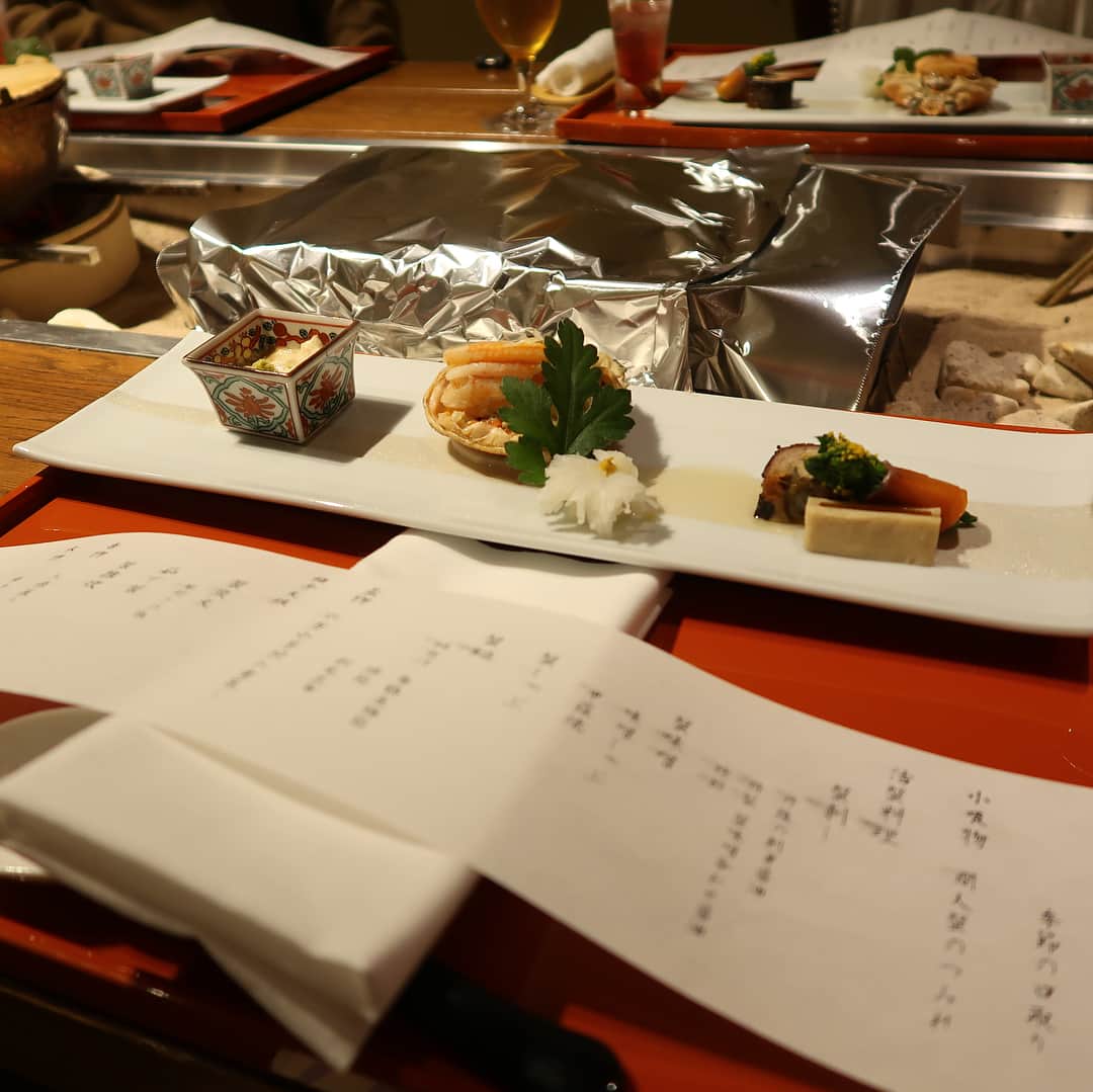 正中雅子さんのインスタグラム写真 - (正中雅子Instagram)「京丹後へ家族で来ています⛄️間人蟹のフルコースは、食べてる時は勿論寝る前まで美味しさ引きづってました🤤🤤🤤幸せ🦀 * 蟹しゃぶを蟹味噌に付けて食べるのも贅沢やったし、焼きガニもぜーんぶ美味しかったなー♡ * フルコースからの、お夜食におでんやおやき、おいなりさん、お菓子をたらふく食べて寝るのでした🐷 * #間人蟹#間人 #京丹後 #炭平#間人のお宿炭平  #足が長くてスタイリッシュな蟹らしい #masacotravel #familytrip #家族旅行」2月18日 0時36分 - masacoshonaka
