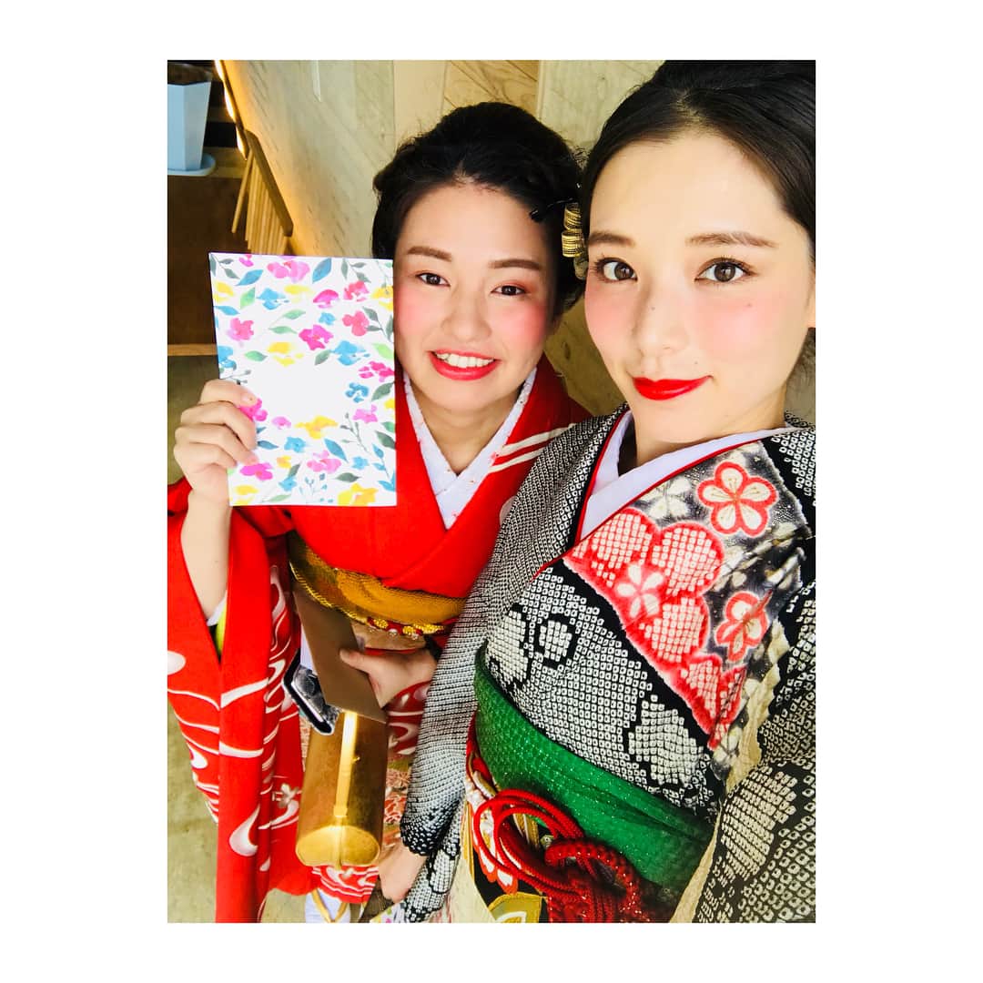 のインスタグラム：「👰💘🤵 小学校からの友達の結婚式に 行ってきました 体は小さいけどすんごくパワフル めちゃくちゃ優しくて家族や友達想い でも自分の意見はしっかり持っててハッキリ言えて 自分の仕事が好きでちゃんと誇りを持ってやっている そんな彼女をとても尊敬しているし 会う度に元気をもらえる とても大事な友達 家族ぐるみで仲良いのもあって 絶対当日泣くわ〜〜って思ってたら 一緒に行った友達が私の分まで 最初っから最後までずーっと泣きっぱなしやったから 代わりに私は大爆笑してしまった😂 皆がニコニコして笑ってるような とてもアットホームでにこやかな式で 2人らしいすごくすごく素敵な式でした 麻ちゃんほんまにほんまにおめでとう❤️ ・ #wedding #weddingparty  #kimono #furisode #着物 #振袖 #実は桜柄 #🌸」