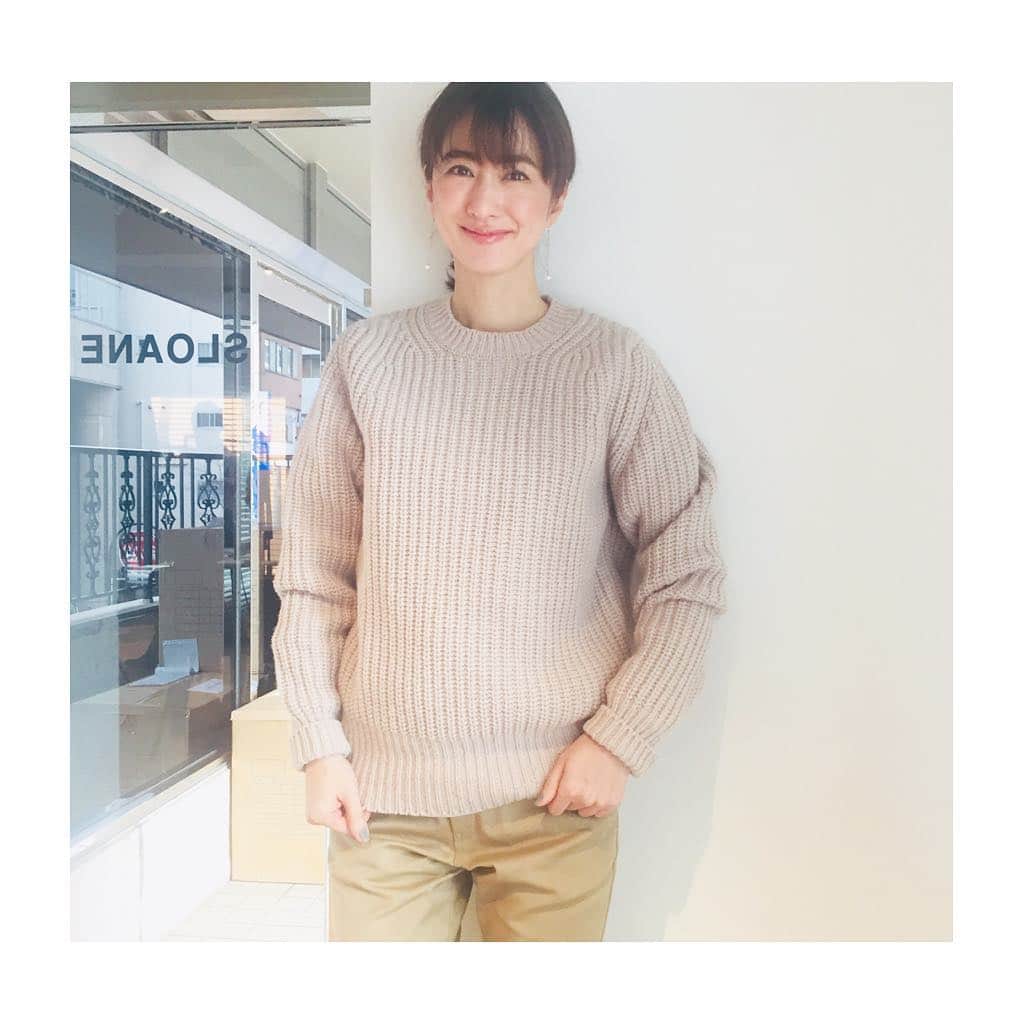 前田ゆかのインスタグラム：「着心地のよさ、やわらかな肌触り、 襟の繊細さ、 もう。一目惚れしたニット♪ #SLOANE  あえて大きめのサイズで着こなしたい気分、 ユニセックスのサイズ4を選びました。 2018秋物。 #ニット#スローン#2018#AW#knit」