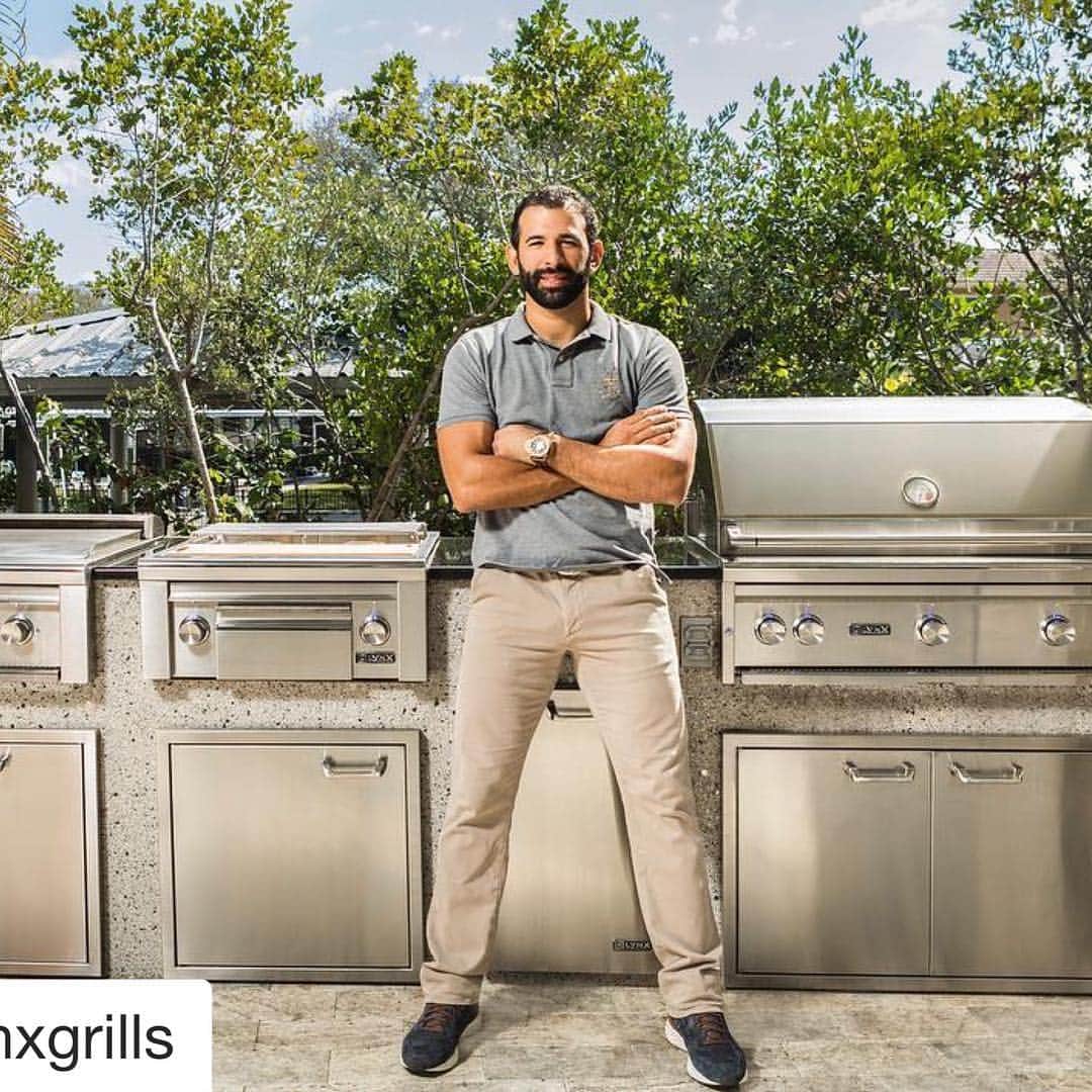 ホセ・バティスタのインスタグラム：「Im loving it too 😍😍😍 #Repost @lynxgrills  We love that heavy hitter @joeybats19 chose #lynxgrills for his outdoorkitchen」