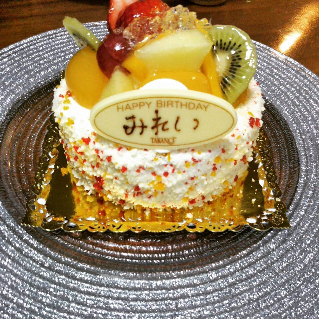 大崎雄太朗のインスタグラム：「いつもこの時期は会えなかったけど初めてお誕生日のお祝いができました🎂4歳👧2018/2/17🌸 #バースデーケーキ」