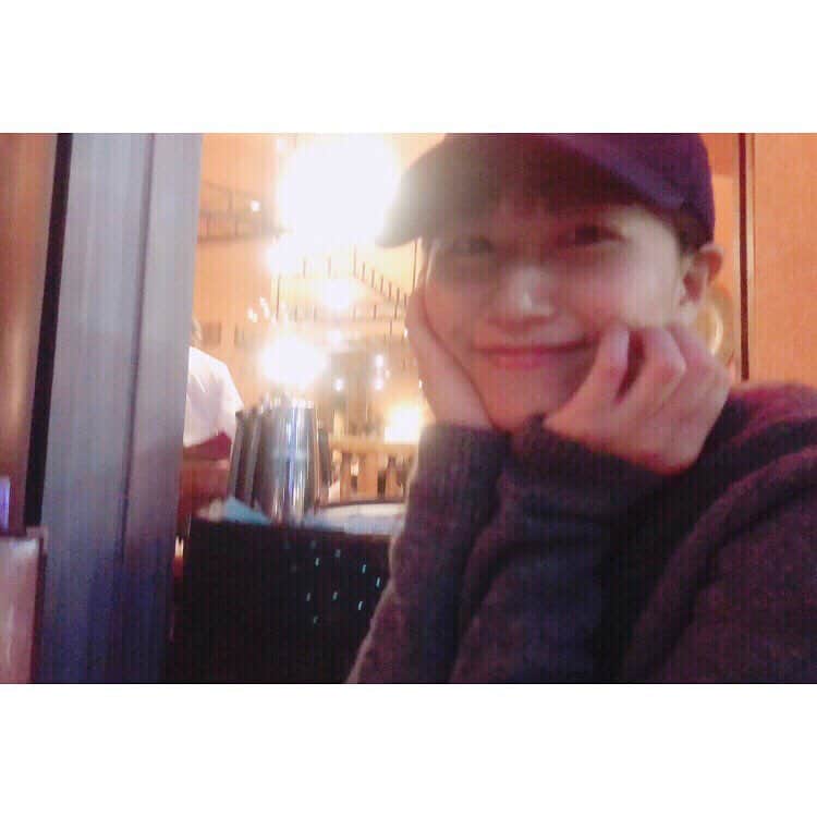 hirokoのインスタグラム：「smile...☺︎#こないだ #行った #ランチ #にて #撮影 #ちび #カメラマン #👧 #☆ #自由に #羽ばたけ #どこまでも #🌈 #すっぴんこ♪」