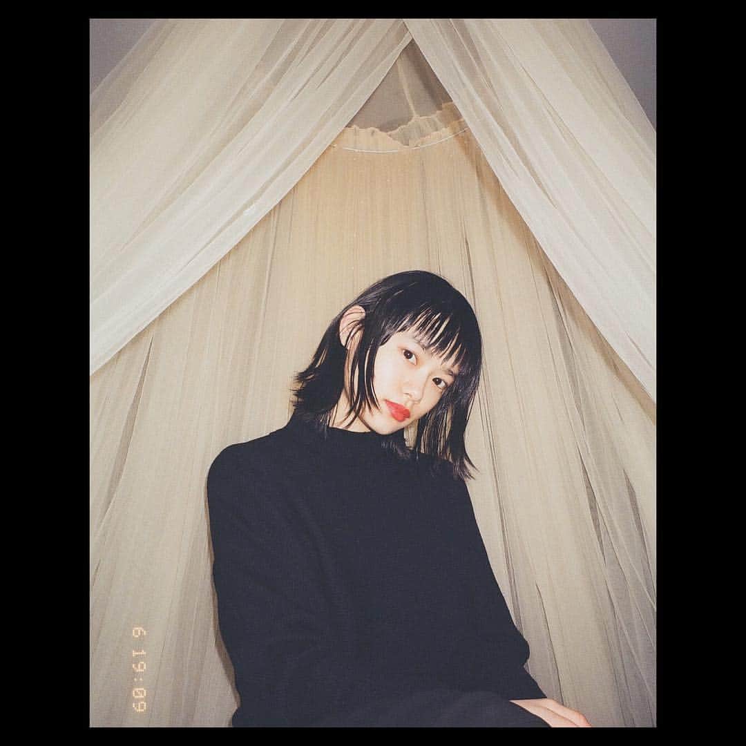 杉咲花のインスタグラム：「昨日はたくさんのコメント、 本当にありがとうございます。励みになります。 髪の毛については色んな意見があって新鮮でした💈✂️ カットをしてからもう10日以上がたったけれど、まだまだ慣れなくて、ロングの時みたいにシャンプーを出しすぎちゃう。。 さて、今日も早朝からドラマ撮影中！がんばろう。」