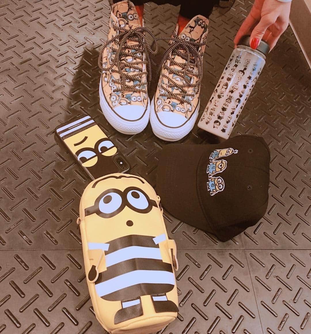 LiSAさんのインスタグラム写真 - (LiSAInstagram)「今日もミニオンだらけ⠒̫⃝ #minion #converse #cap #タンブラー #ソイラテ #LiSA #iphone #スニーカー #ミニオン #りさくつ」2月18日 13時17分 - xlisa_olivex