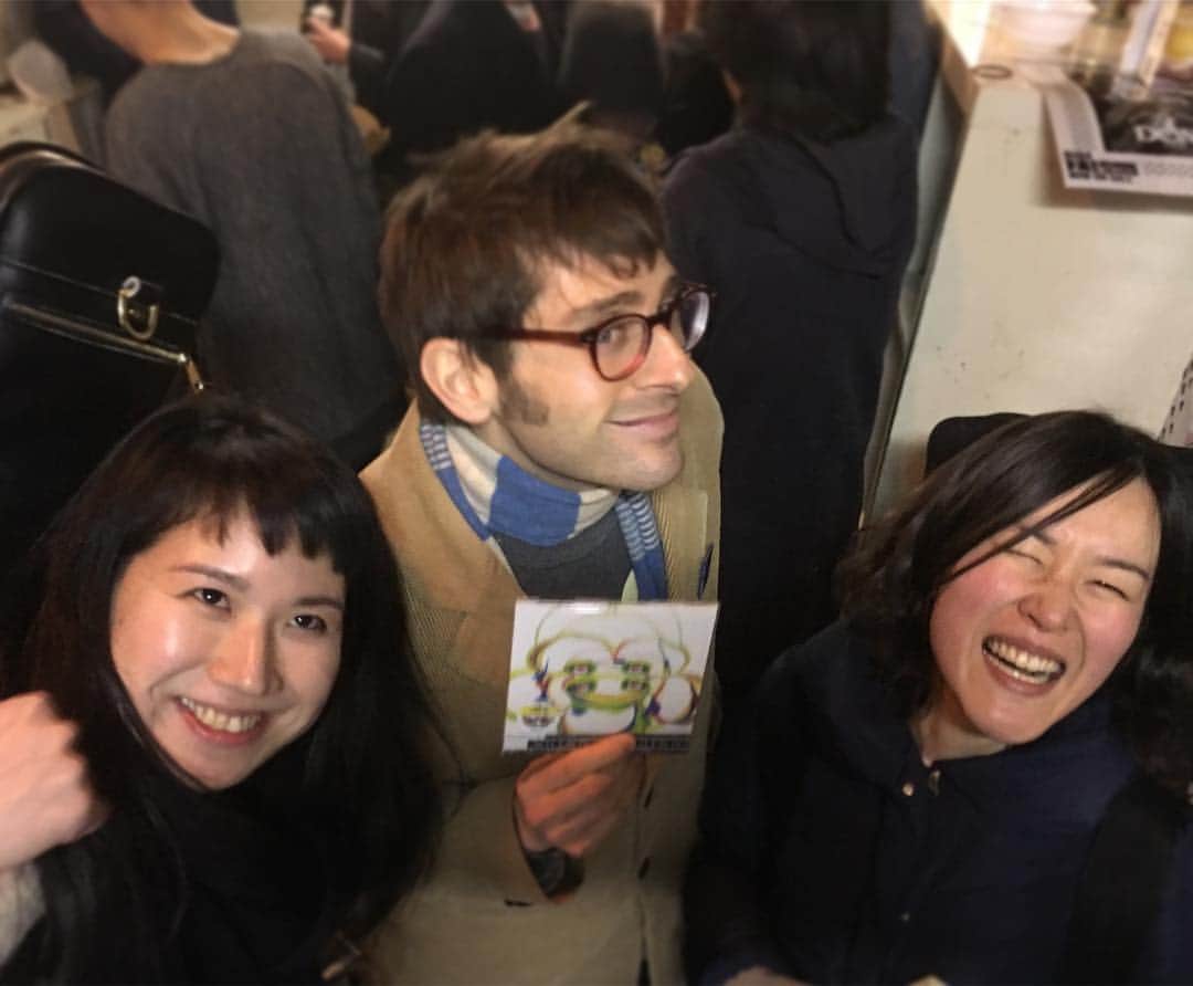 のインスタグラム：「僕がプロデュースした本「#バンドやめようぜ」の3rd出版記念パーティーにて。大好きなバンドFalsettosのライブ良かったな。Newアルバムすごくいいから、ぜひ聴いてね。Such a great set this evening by #Falsettos @ the most recent #quityourband book release party. #マシューチョジック」