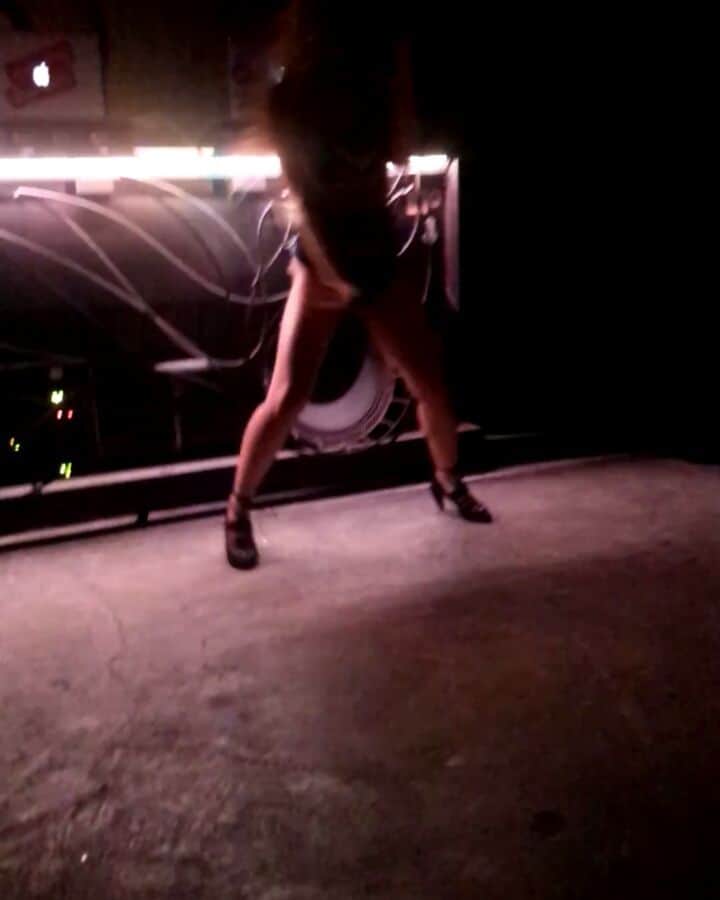 のインスタグラム：「来週末はturn up saturday⭐ 前のネタの動画💡 暗い💦💦 つぎは新ネタで踊ります😌🎶 #turnupsaturday#トノサタ#reggae#dancehall#reggae_dancehall#reggaedancer#アジャさんの衣装#mamatuneからのgyaltune#wineywiney#shabba#shabbaranks#movado#movado好き女子」