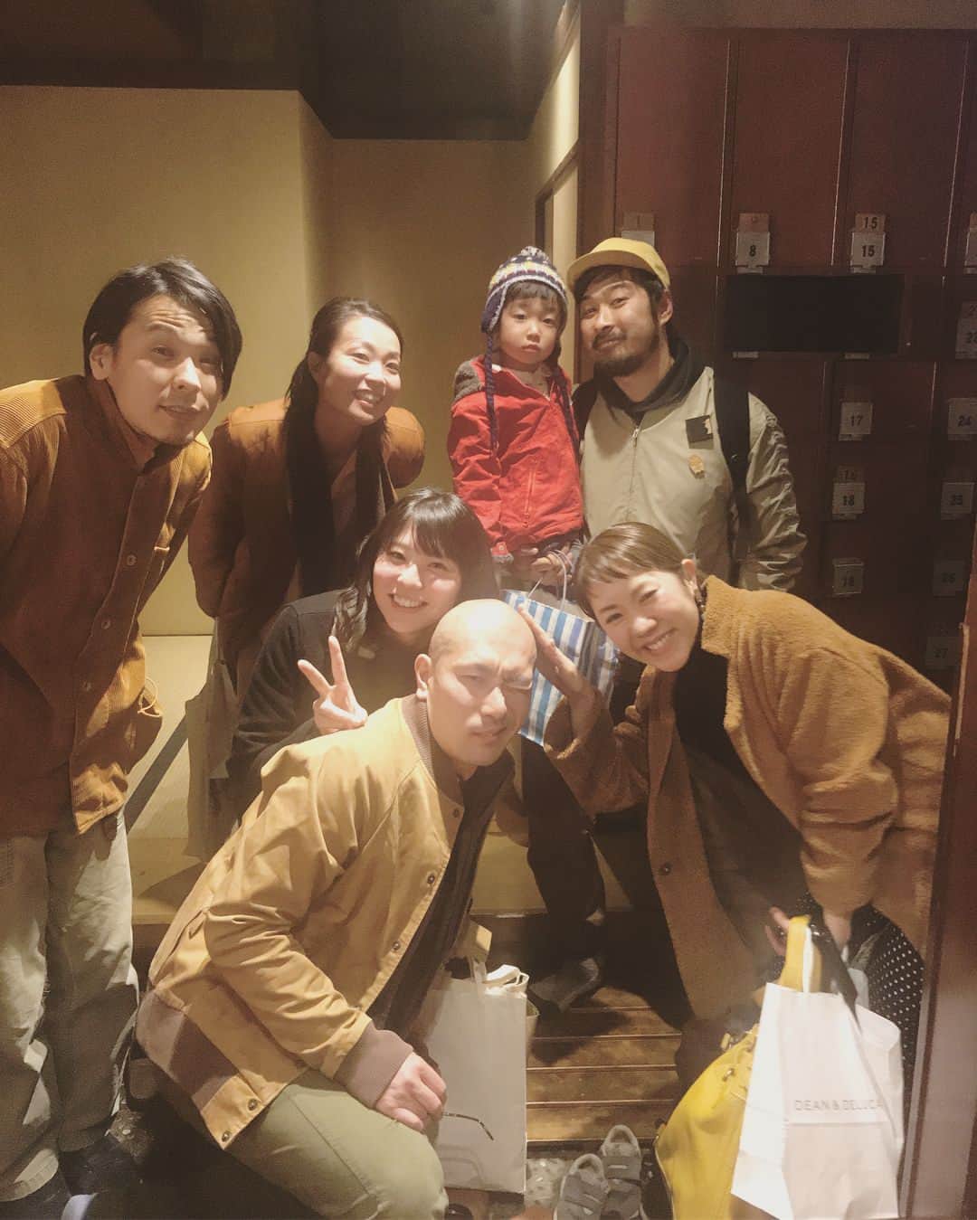 松本野々歩のインスタグラム：「ある日 木下家と 中高の先輩（馨くんの後輩）で 大切な日に 本当に大変お世話になったお坊さんの 結婚お祝いご飯会！ 若かれし頃の思い出話で 笑った笑った〜〜 小宮、かなちゃんおめでとうー！ ・ 新婚新居にと 渡邉知樹くん手描きの植木鉢の中に真珠コケモモを入れて プレゼントしました たくさん 実がなりますように❤︎❤︎」