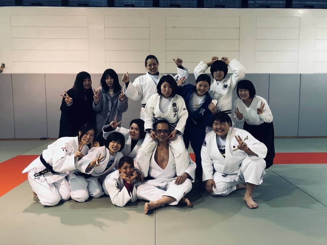 のインスタグラム：「今日は母校で歓送迎会でした🤣 年に一回、OGも集まり柔道します😊 なかなか柔道する機会がないですが、 更に柔道する機会のない先輩たち、、（笑） 体大丈夫かな？🤔 渋渋柔道部最高です🤣 卒業生、新入生おめでとうーーー！！！ #柔道 #内股 #渋谷教育学園渋谷  #歓送迎会 #渋チル #筋肉女子」