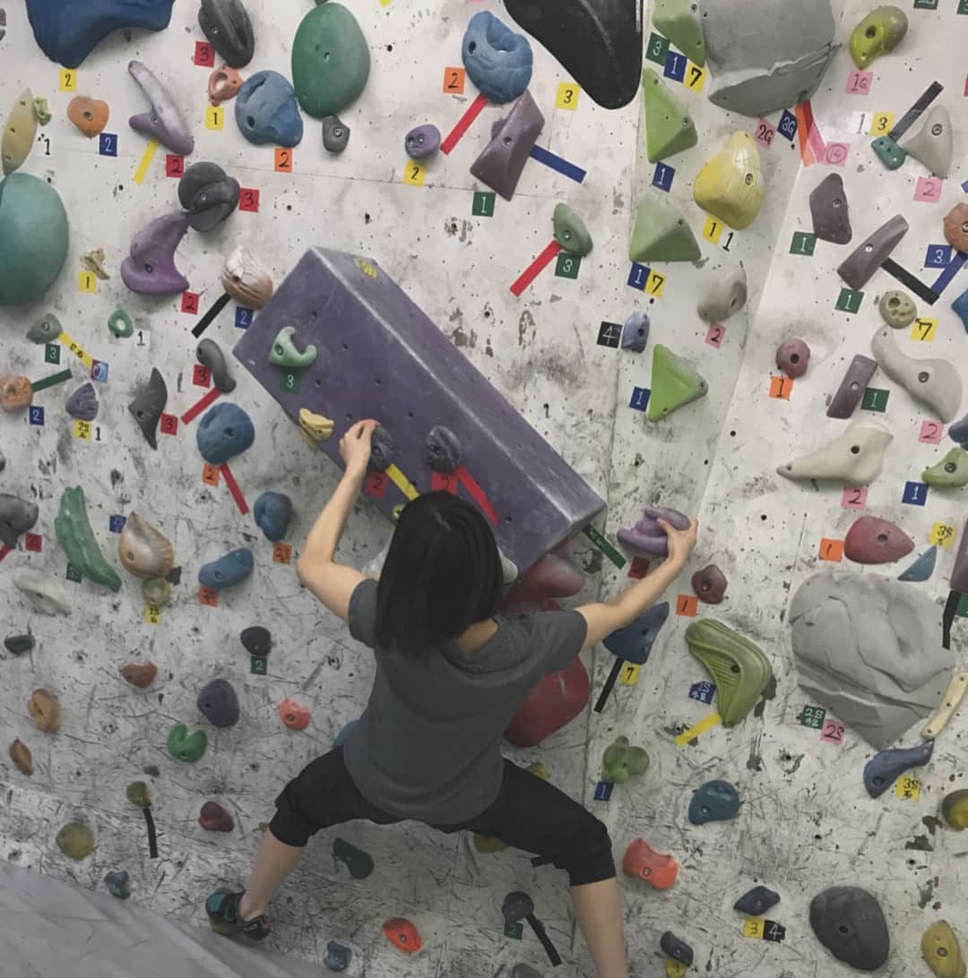 高野祐衣さんのインスタグラム写真 - (高野祐衣Instagram)「ボルダリングday＼(^ω^)／ すごい体勢（笑） 傾斜きついけど身体使ってるかんじが 気持ちいい(；ω；)♡ どんどん身体の使い方が 分かってきた✌︎ #ボルダリング #bouldering  #climbing #gym #pekipeki」2月18日 18時25分 - yuipooon12_06