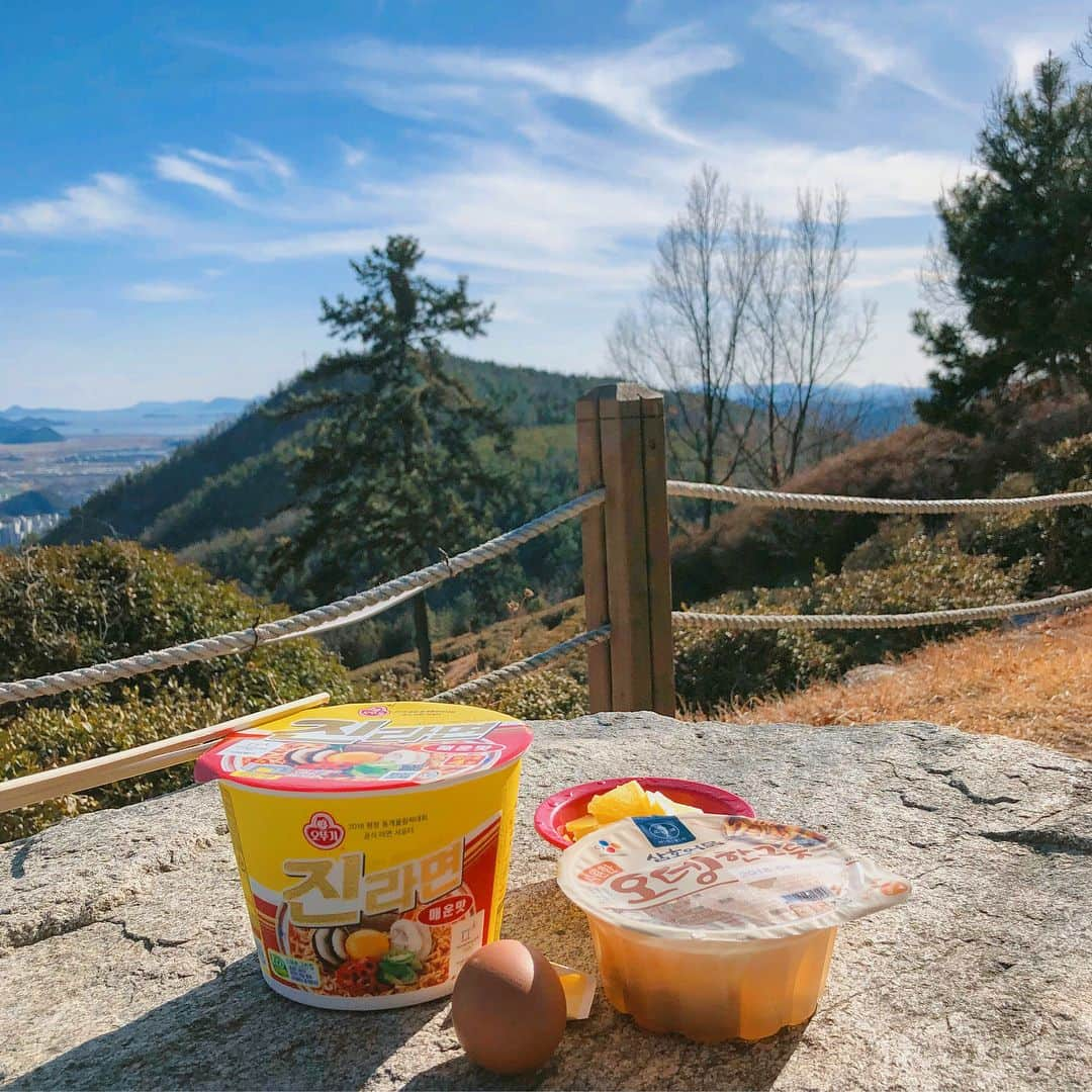 カン・ギョンミンさんのインスタグラム写真 - (カン・ギョンミンInstagram)「산에서 먹는 라면이 세상에서 제일 꿀 맛 (≧🍜≦) 두번째 사진 산갬성 오졌당 👍🏻」2月18日 18時44分 - kkmmmkk