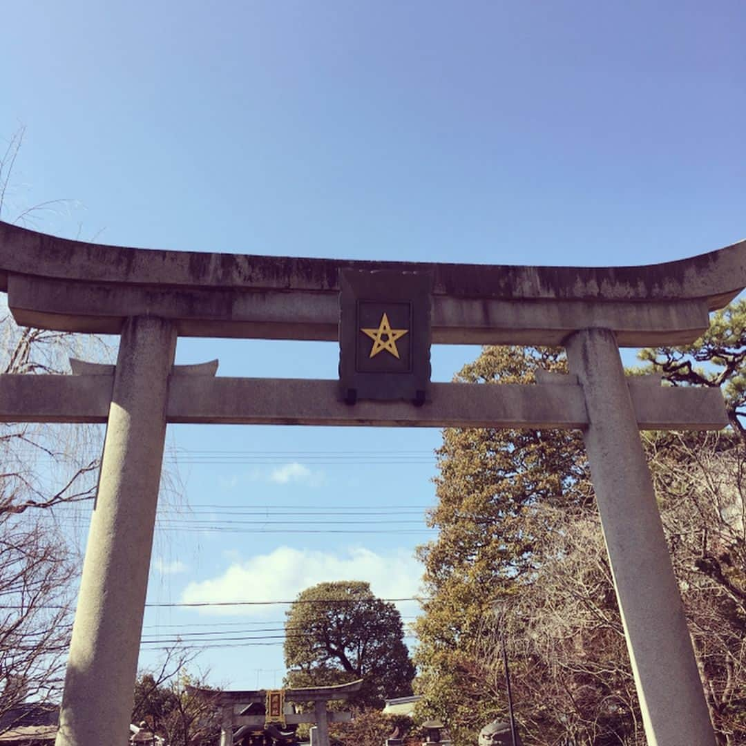 杉本美香さんのインスタグラム写真 - (杉本美香Instagram)「・ 立命館大学生・立命館宇治高校生に指導をさせてもらいました🥋 ・ 前回は2017年7月に2日間、今回も2日間という期間をあけて２回開催しました❗️ ・ 前回の復習と今回は新しい地味な事を伝えてきました🥋 ・ 関わらせてもらったからには頑張ってもらいたいし、不器用でも本気で頑張ってる姿、教えたことをやろうとする気持ちは伝わってくるので頑張ってほしいです。 ・ 稽古終わって動画撮ったら元気で明るい選手達がかわいかった☺️✨ ・ 帰りに⭐︎好きの私は「晴明神社」へ行ってきました⛩ ・ ⭐︎がたくさんでテンションアゲアゲになってるのを隠すのに必死🤨笑 ・ そして親子丼を食べに「鳥岩楼」へ🍚 美味すぎました😋 ・ 京都は魅力的なところがたくさんあるので、またゆっくり行きたいです♡ ・ #立命館大学 #立命館宇治 #柔道女子 #晴明神社⭐ #星がとてつもなく好き #テンションアゲアゲ #鳥岩楼の親子丼 #京都最高 #満喫しちゃいました #笑顔 #smile😊」2月18日 18時59分 - mika__sugimoto