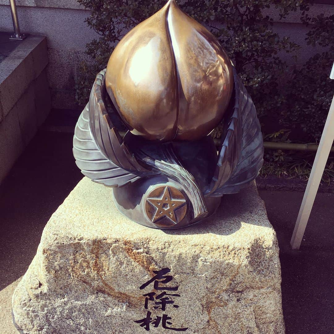 杉本美香さんのインスタグラム写真 - (杉本美香Instagram)「・ 立命館大学生・立命館宇治高校生に指導をさせてもらいました🥋 ・ 前回は2017年7月に2日間、今回も2日間という期間をあけて２回開催しました❗️ ・ 前回の復習と今回は新しい地味な事を伝えてきました🥋 ・ 関わらせてもらったからには頑張ってもらいたいし、不器用でも本気で頑張ってる姿、教えたことをやろうとする気持ちは伝わってくるので頑張ってほしいです。 ・ 稽古終わって動画撮ったら元気で明るい選手達がかわいかった☺️✨ ・ 帰りに⭐︎好きの私は「晴明神社」へ行ってきました⛩ ・ ⭐︎がたくさんでテンションアゲアゲになってるのを隠すのに必死🤨笑 ・ そして親子丼を食べに「鳥岩楼」へ🍚 美味すぎました😋 ・ 京都は魅力的なところがたくさんあるので、またゆっくり行きたいです♡ ・ #立命館大学 #立命館宇治 #柔道女子 #晴明神社⭐ #星がとてつもなく好き #テンションアゲアゲ #鳥岩楼の親子丼 #京都最高 #満喫しちゃいました #笑顔 #smile😊」2月18日 18時59分 - mika__sugimoto